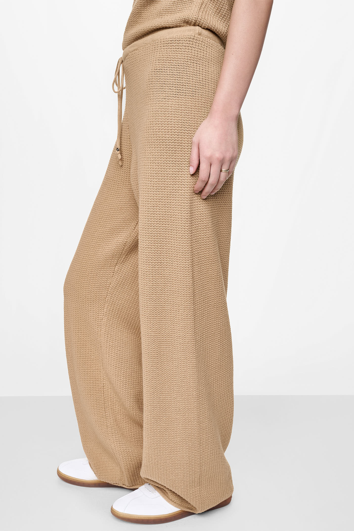 TUCK STITCH HIGH-RISE DRAWSTRING PANT VIEW 4 | Gifts Under $100 TUCK STITCH HIGH-RISE DRAWSTRING PANT VIEW 4 | Gifts Under $100