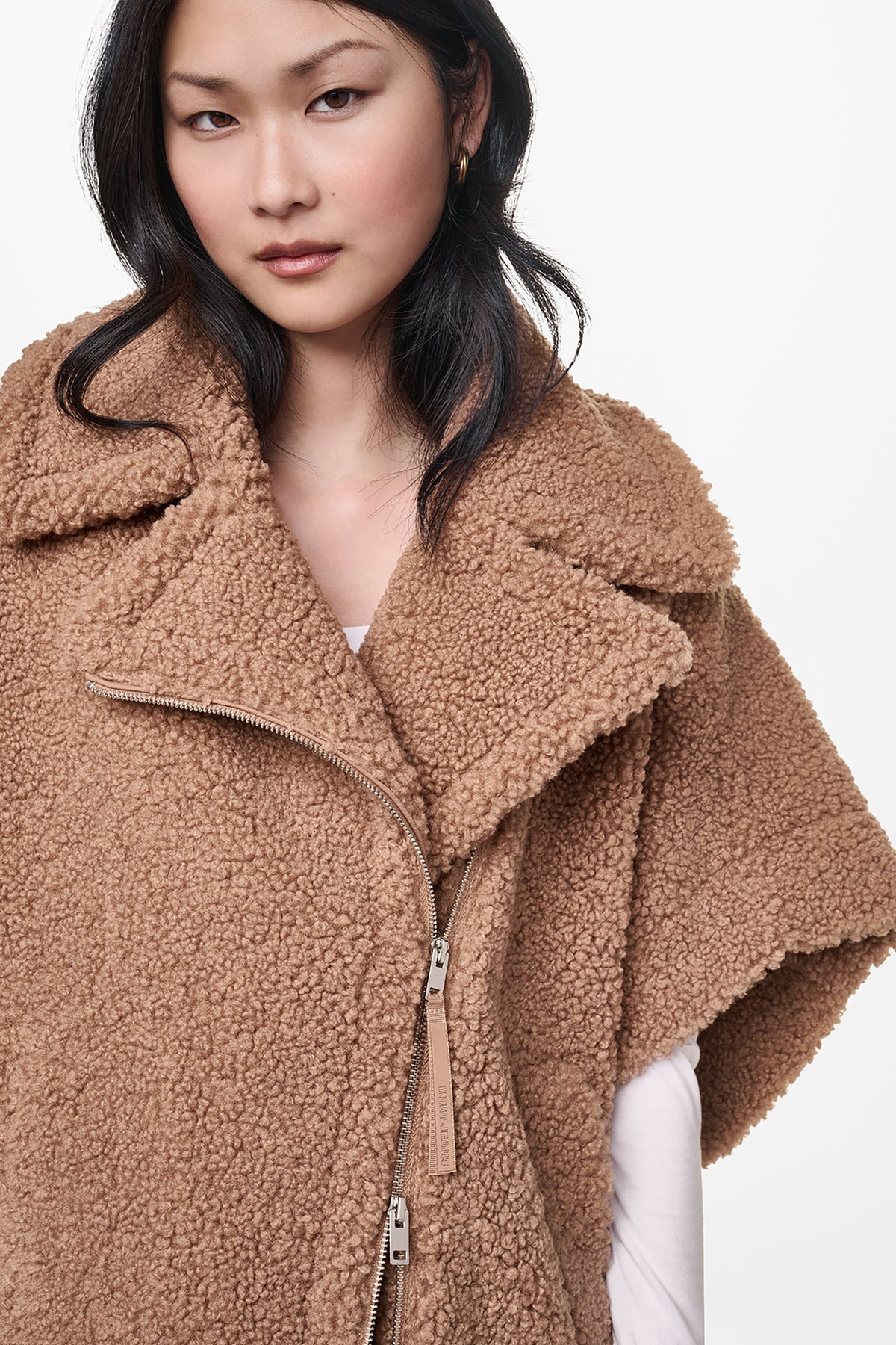 ASYMMETRICAL SHERPA PONCHO View 2 | Coat's Sale ASYMMETRICAL SHERPA PONCHO View 2 | Coat's Sale