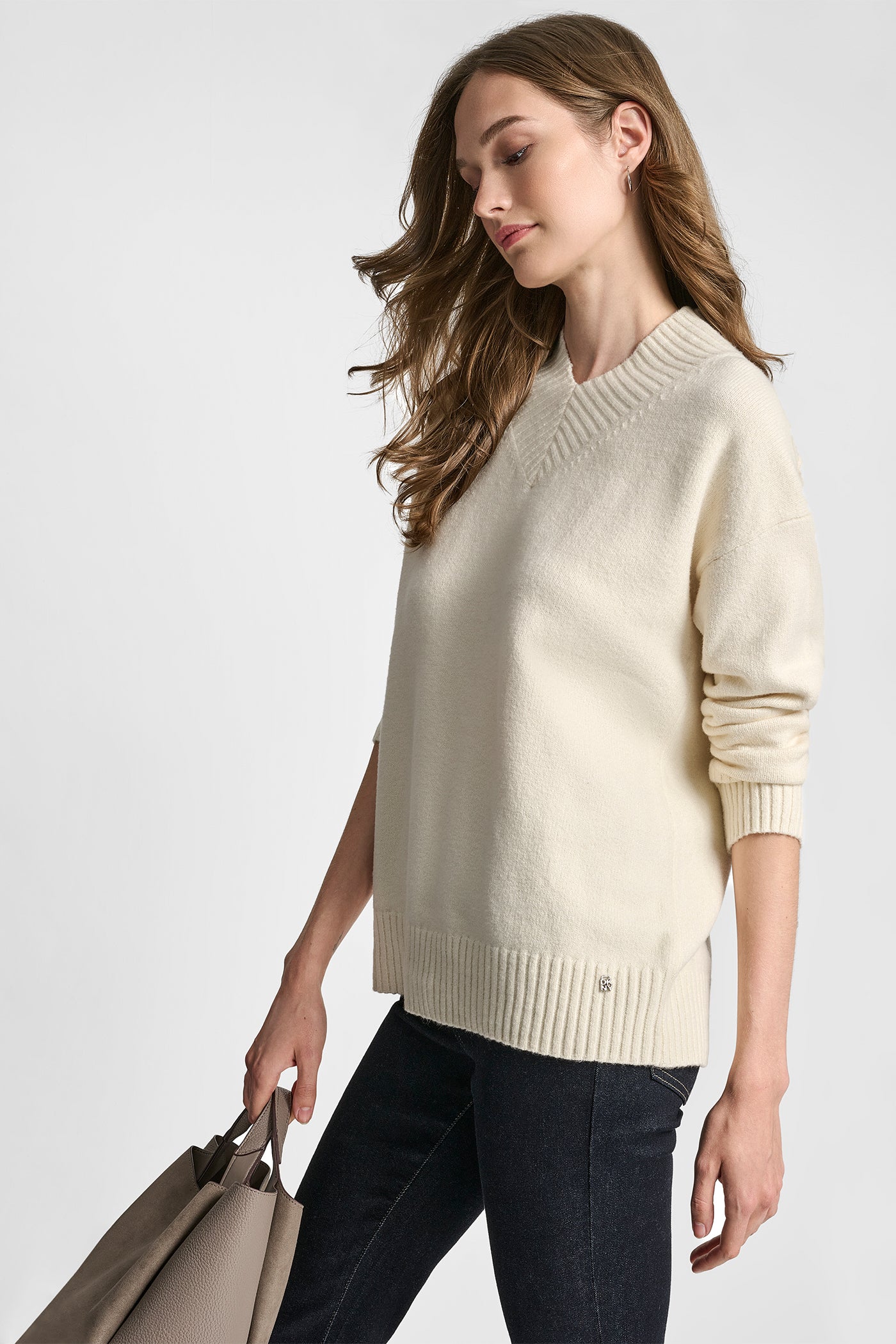 RELAXED LONG SLEEVE HIGH V-NECK SWEATER VIEW 3 | DKNY Promo RELAXED LONG SLEEVE HIGH V-NECK SWEATER VIEW 3 | DKNY Promo