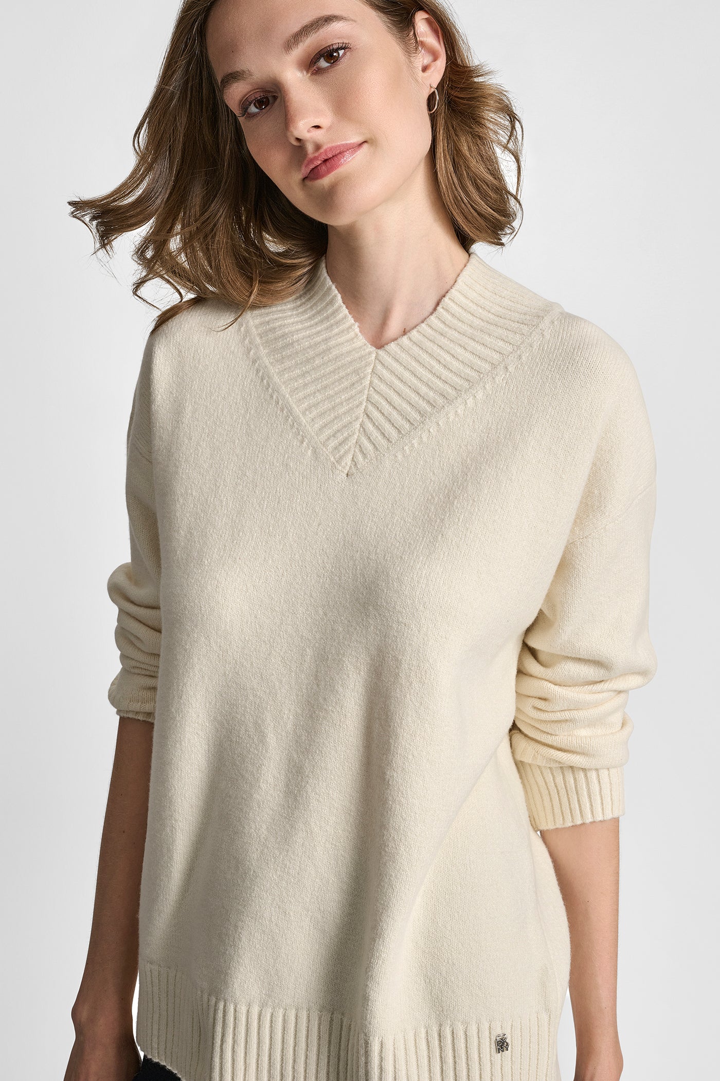 RELAXED LONG SLEEVE HIGH V-NECK SWEATER VIEW 6 | DKNY Promo RELAXED LONG SLEEVE HIGH V-NECK SWEATER VIEW 6 | DKNY Promo