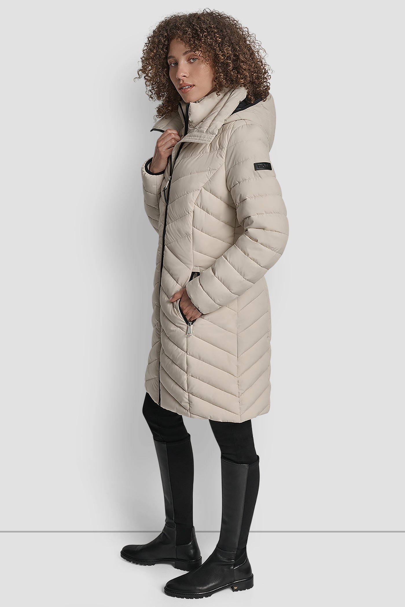 LONG PACKABLE VESTIE WALKER VIEW 3 | DKNY Promo LONG PACKABLE VESTIE WALKER VIEW 3 | DKNY Promo