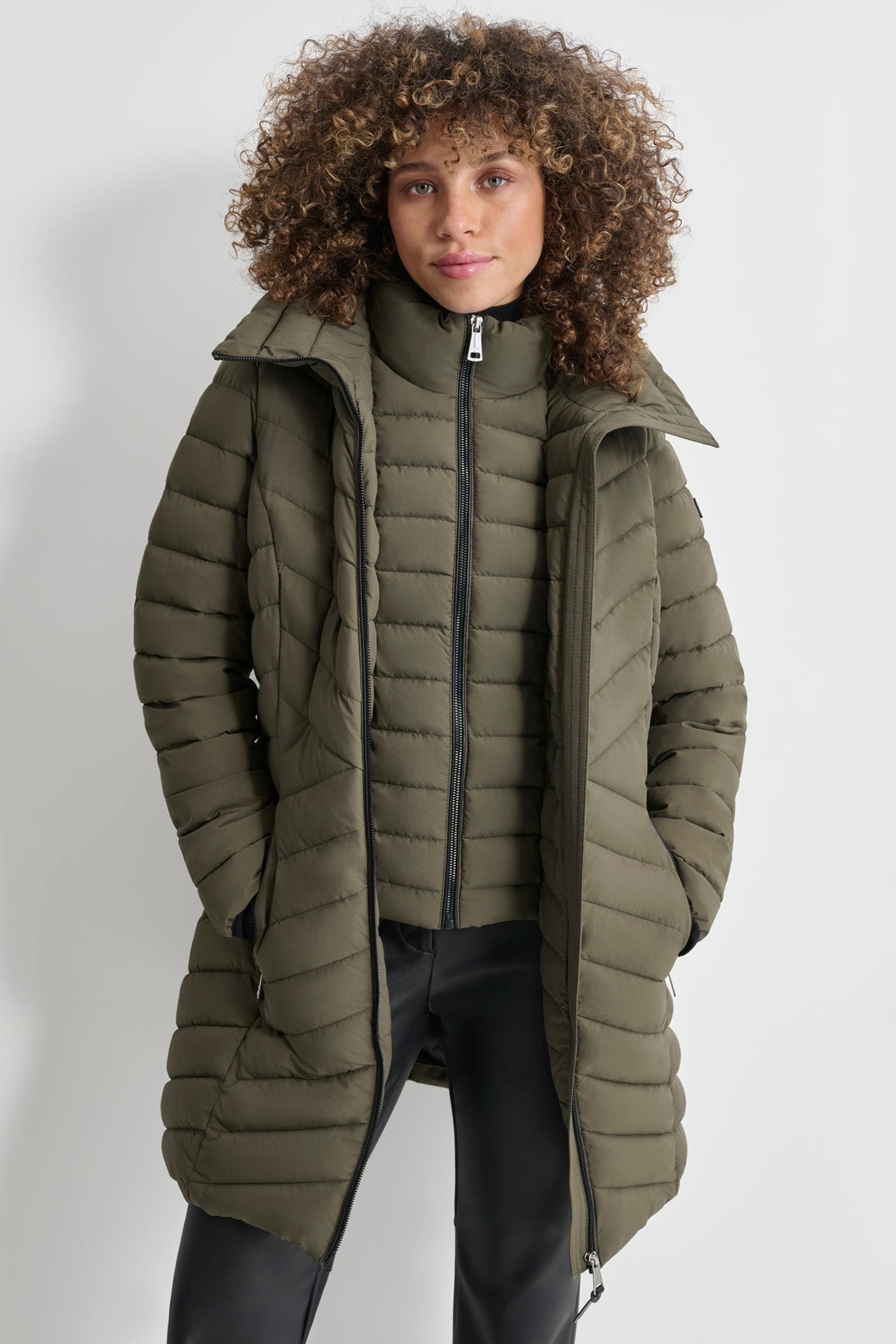 LONG PACKABLE VESTIE WALKER VIEW 4 | DKNY Promo LONG PACKABLE VESTIE WALKER VIEW 4 | DKNY Promo