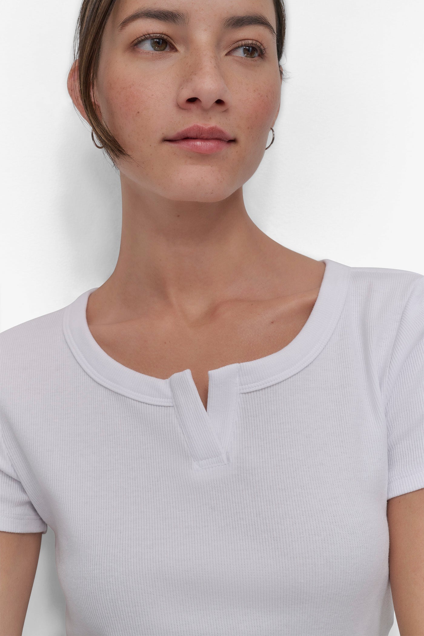 CROPPED NOTCH NECK PERFORMANCE TEE VIEW 4 | EXTRA 25% OFF SELECT CLOTHING AND BAGS CROPPED NOTCH NECK PERFORMANCE TEE VIEW 4 | EXTRA 25% OFF SELECT CLOTHING AND BAGS