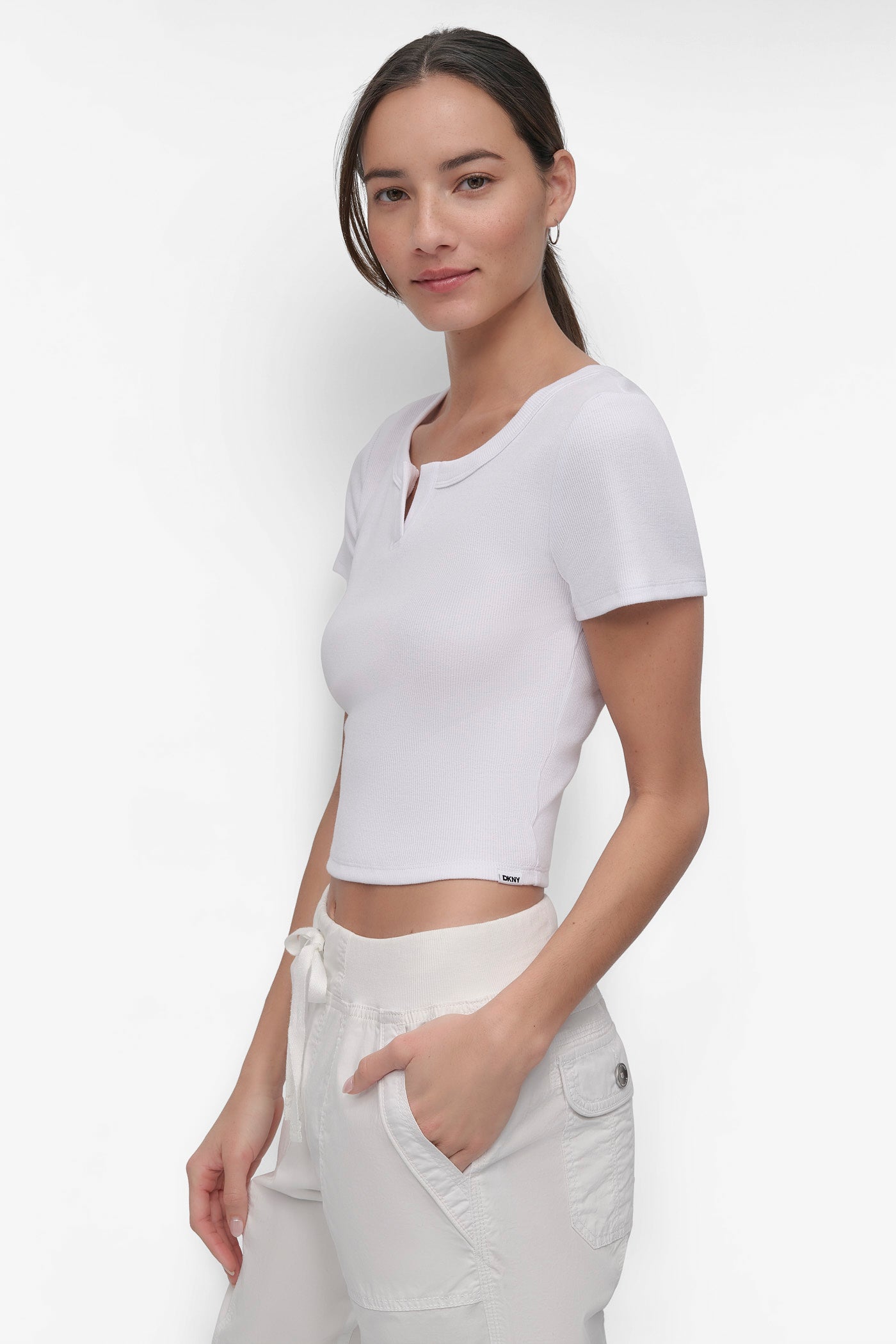 CROPPED NOTCH NECK PERFORMANCE TEE VIEW 3 | EXTRA 25% OFF SELECT CLOTHING AND BAGS CROPPED NOTCH NECK PERFORMANCE TEE VIEW 3 | EXTRA 25% OFF SELECT CLOTHING AND BAGS