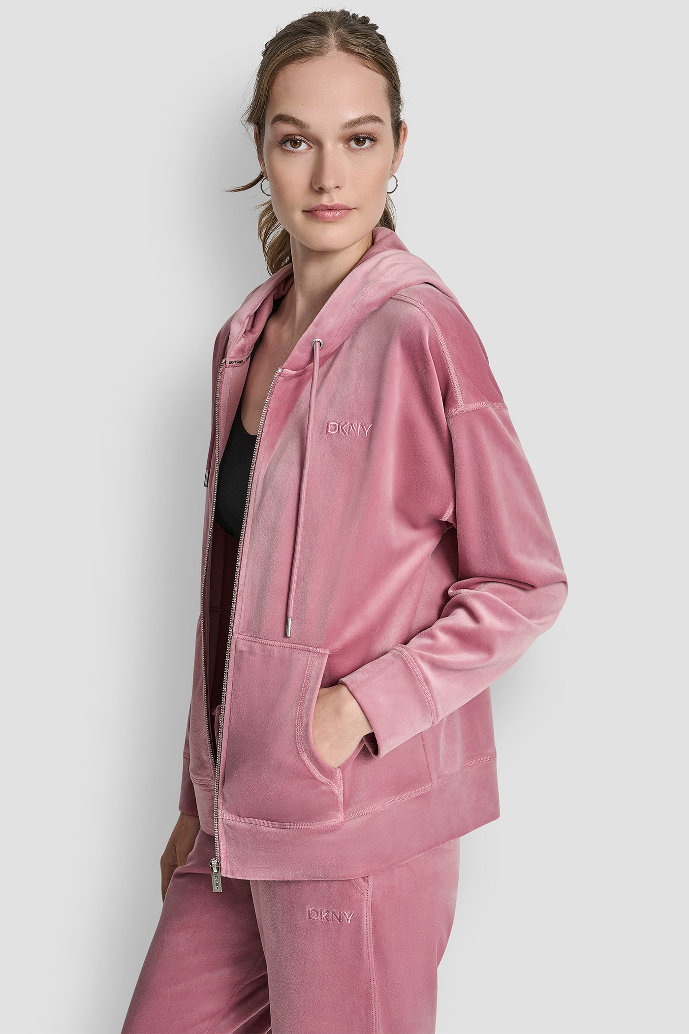 EMBROIDERY LOGO FULL ZIP HOODIE WITH POCKETS VIEW 3 | DKNY Promo EMBROIDERY LOGO FULL ZIP HOODIE WITH POCKETS VIEW 3 | DKNY Promo