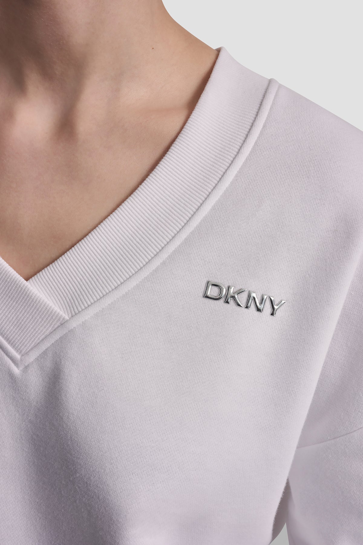 METALLIC BUBBLE LOGO V-NECK PULLOVER VIEW 2