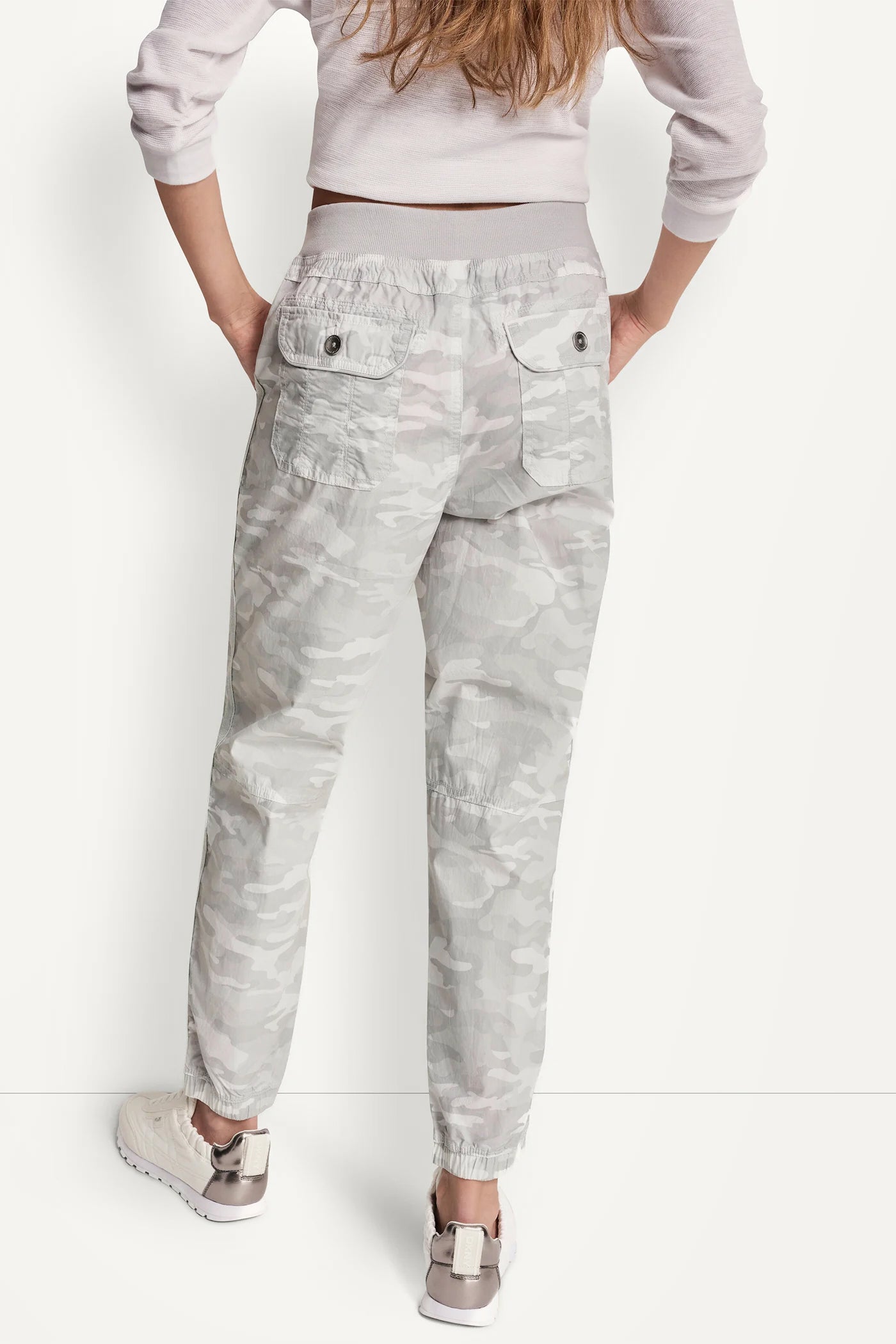 HIGH-RISE SLIM UTILITY JOGGER VIEW 4 | DKNY25 HIGH-RISE SLIM UTILITY JOGGER VIEW 4 | DKNY25