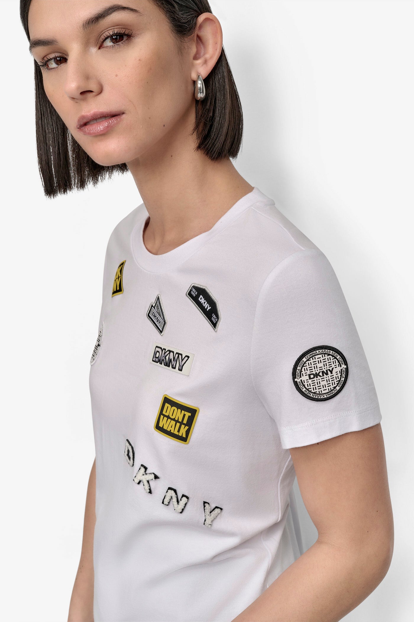 新品レディースDKNYスタッズロゴ半袖Tシャツ白ダナキャラン1点のみセール 新品未使用‼️タグ付き‼️ DKNY ダナキャランニューヨーク T
