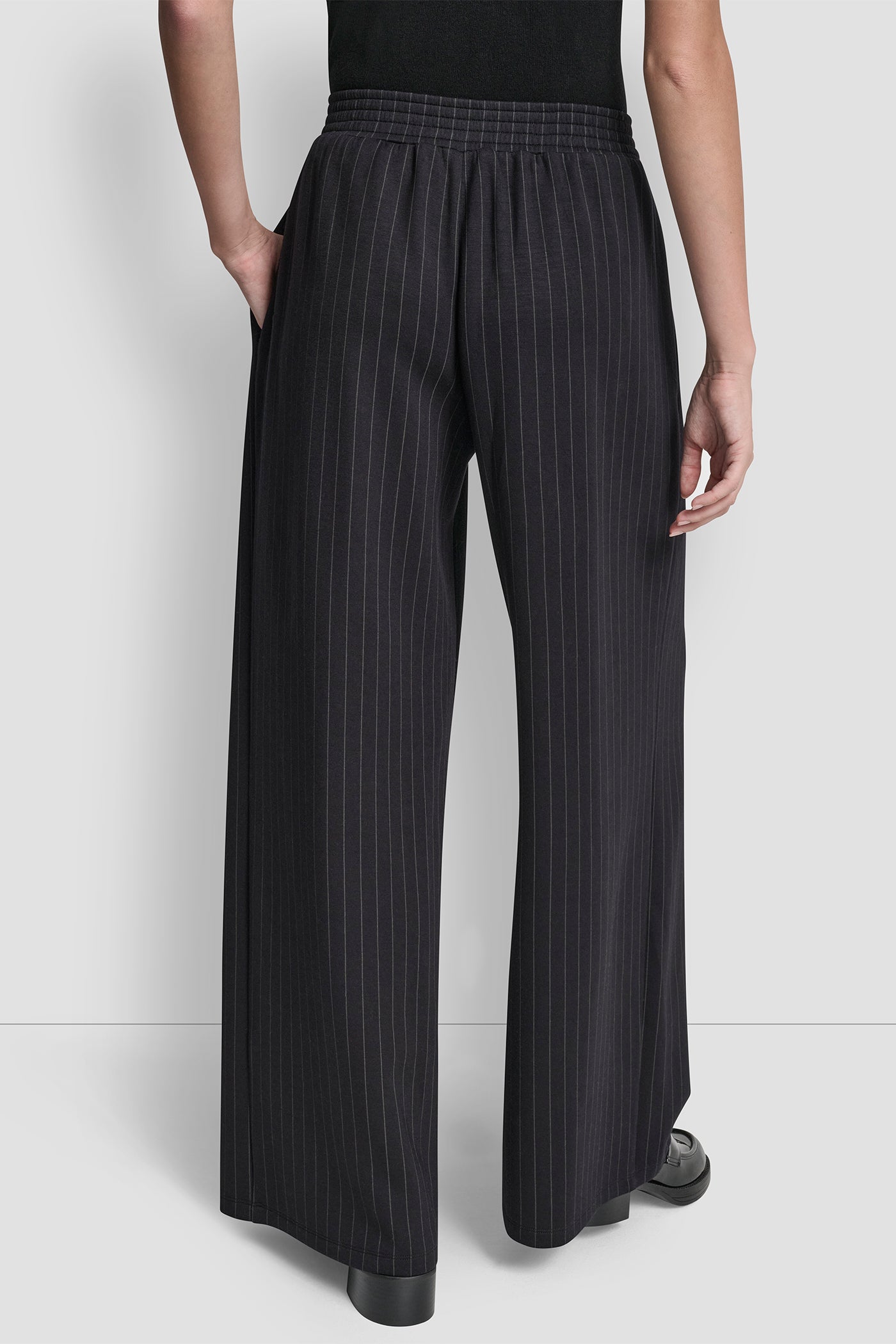 DKNY パンツ Pinstriped Pleated Straight Leg Pull On Pant | DKNY