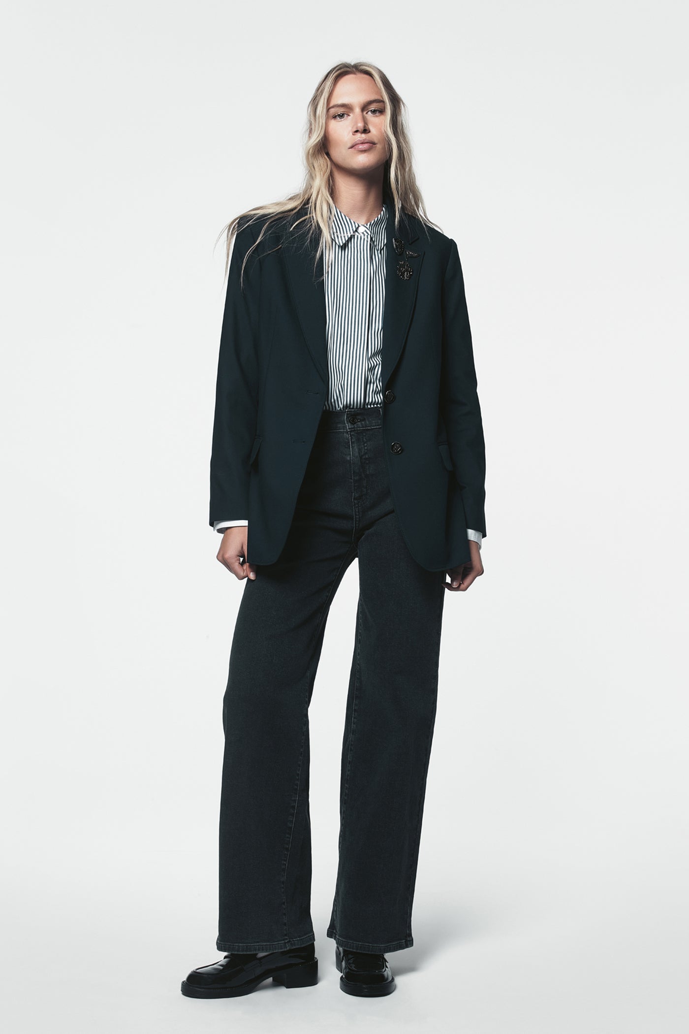 TWO BUTTON BLAZER VIEW 3