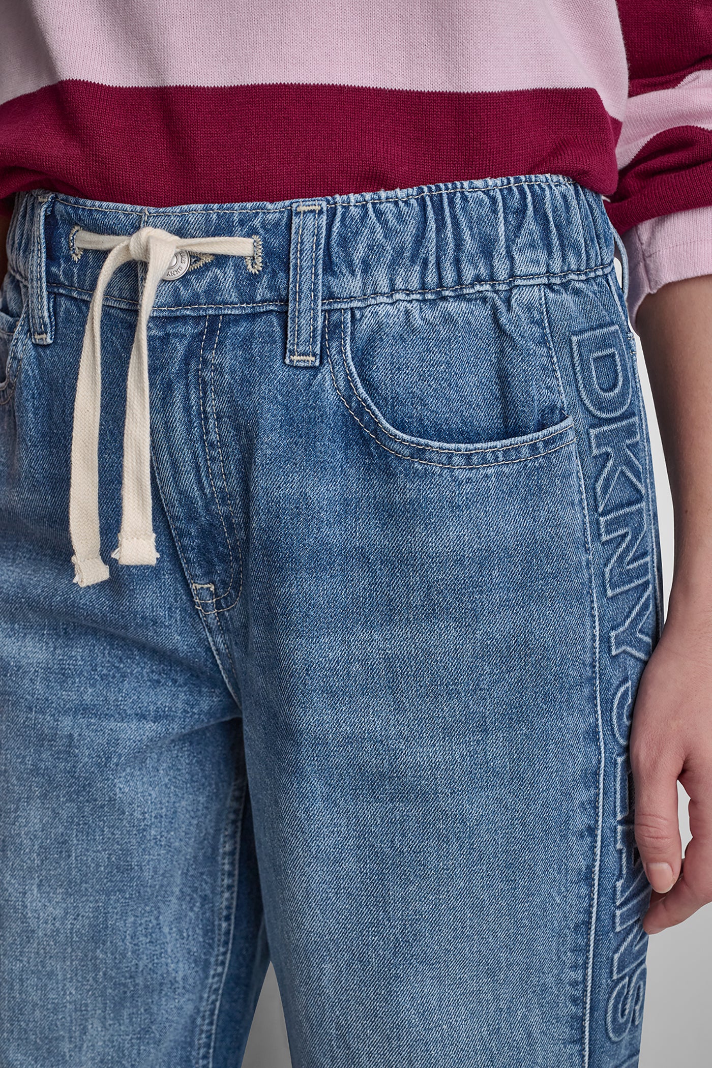 MID-RISE STRAIGHT LEG WITH LOGO DETAIL VIEW 5