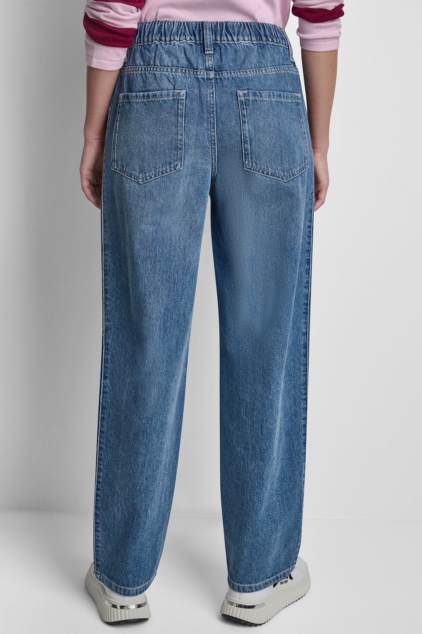 MID-RISE STRAIGHT LEG WITH LOGO DETAIL VIEW 3