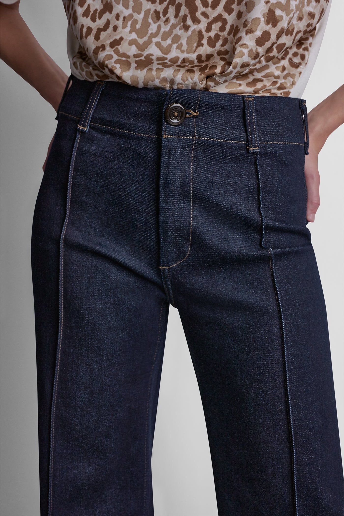 HIGH-RISE PINTUCKED WIDE-LEG JEAN VIEW 6