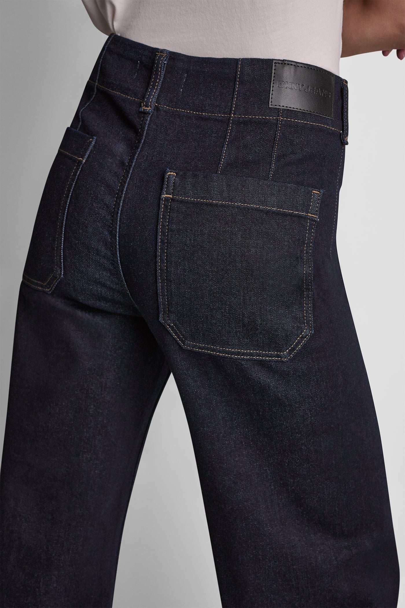 HIGH-RISE PINTUCKED WIDE-LEG JEAN VIEW 7