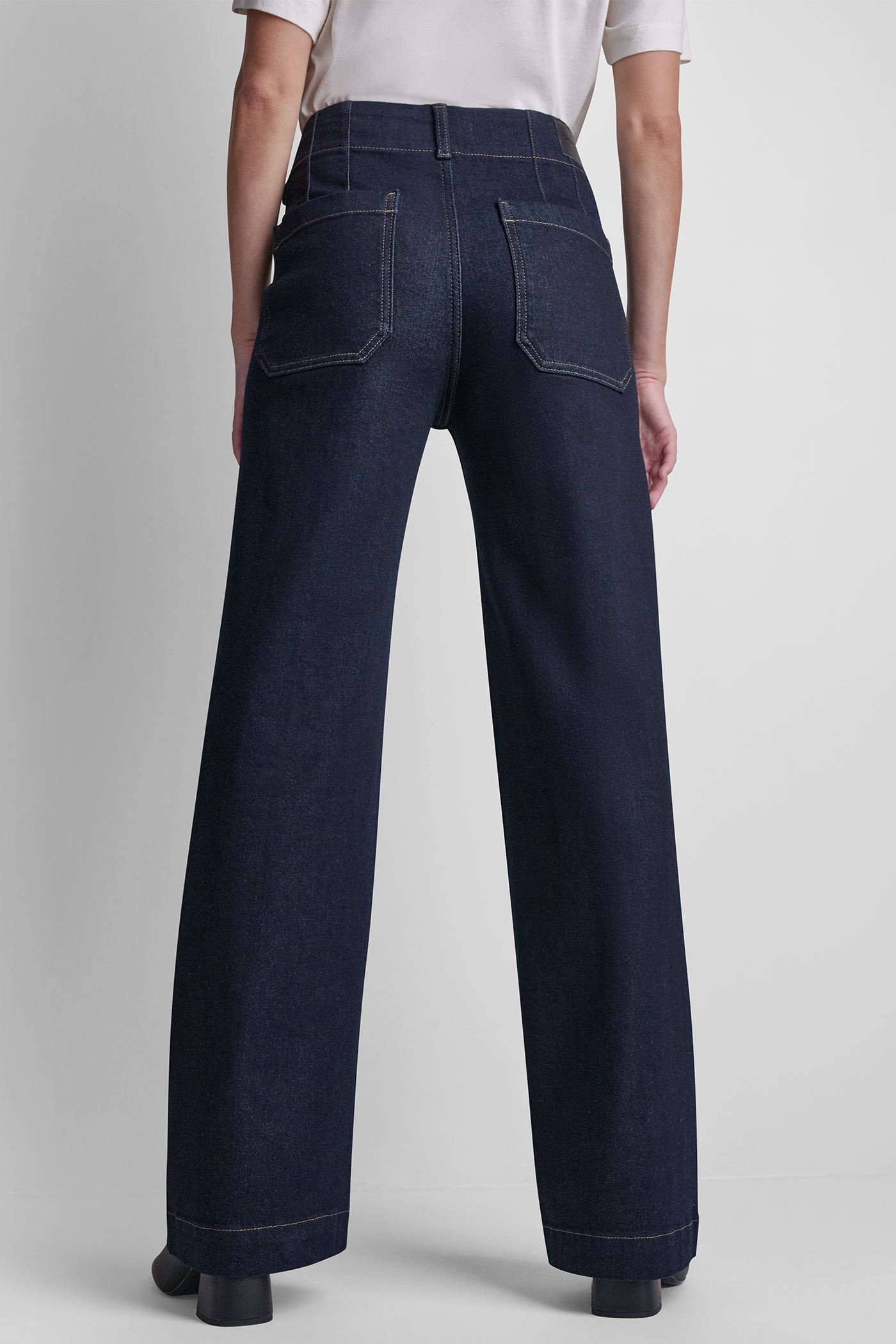 HIGH-RISE PINTUCKED WIDE-LEG JEAN VIEW 3