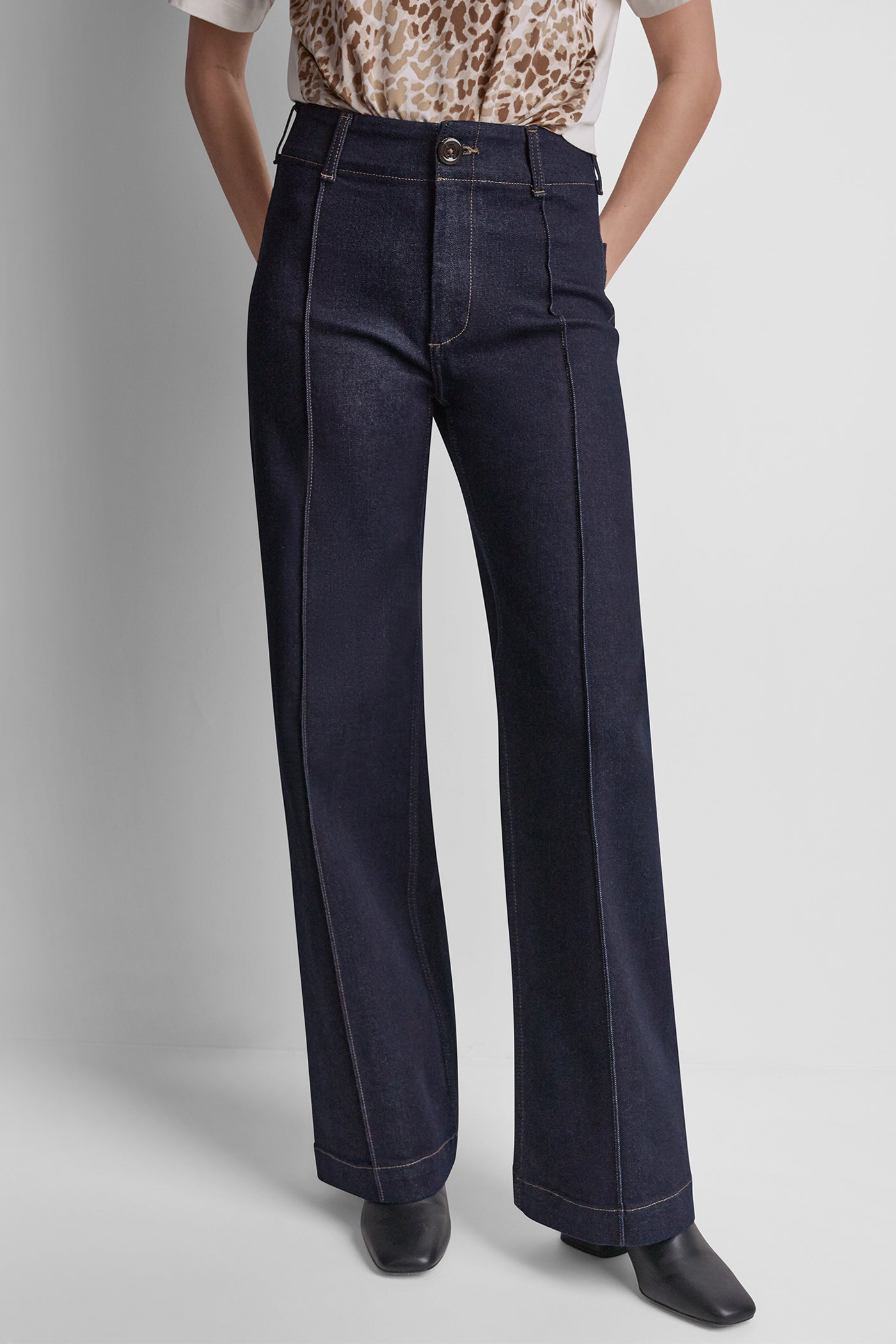 HIGH-RISE PINTUCKED WIDE-LEG JEAN VIEW 2