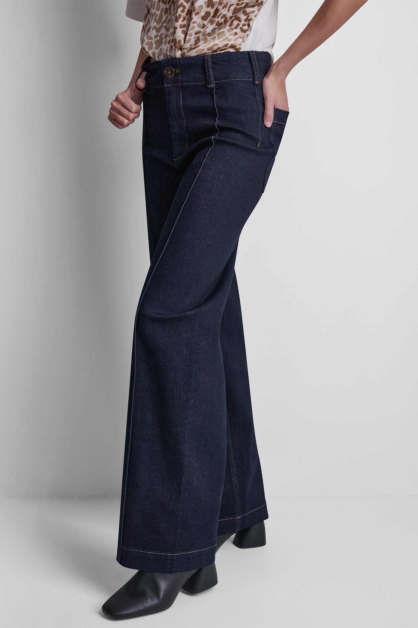 HIGH-RISE PINTUCKED WIDE-LEG JEAN VIEW 4