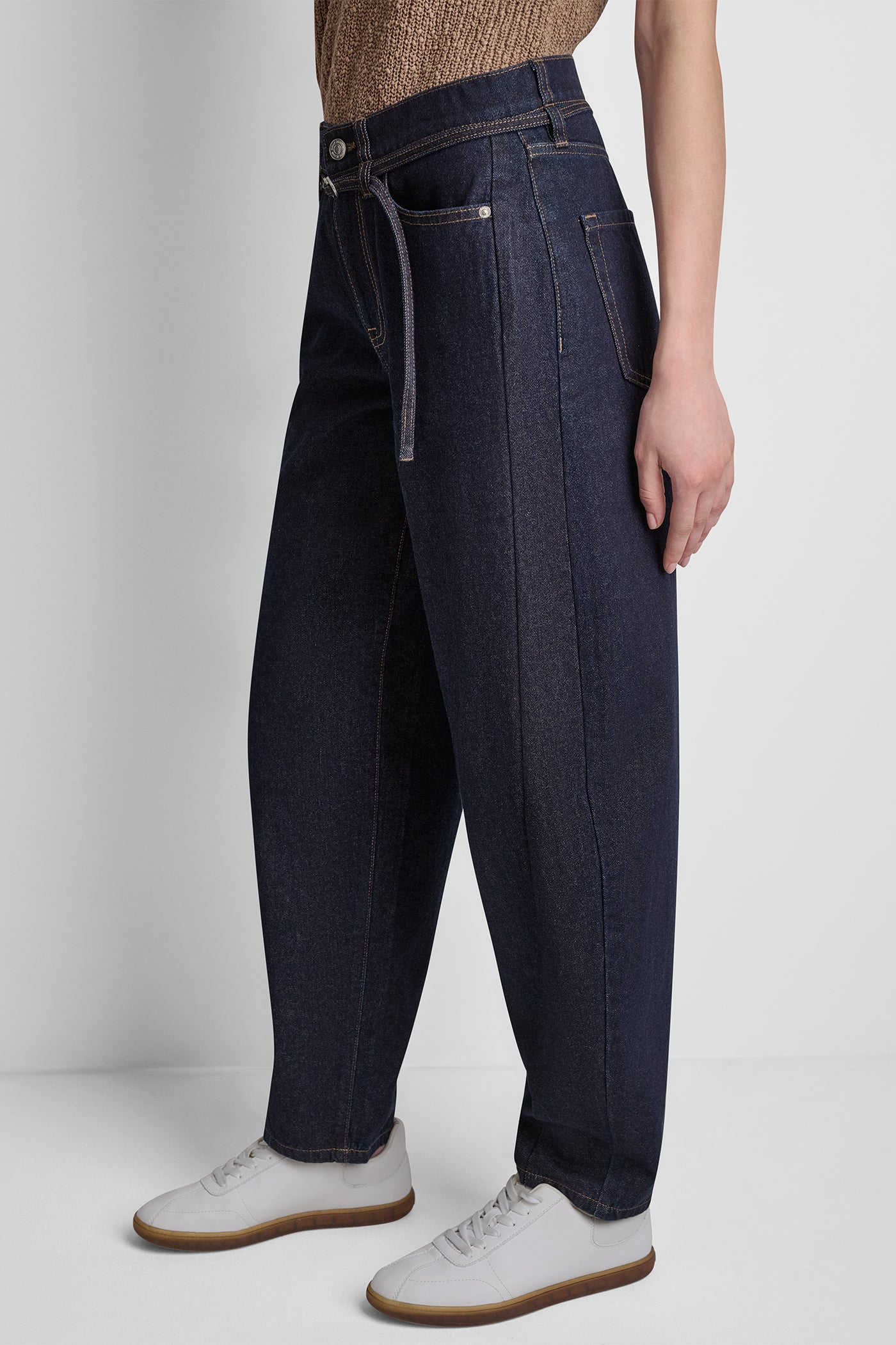 MID-RISE BARREL JEAN VIEW 4 | Denim Destination