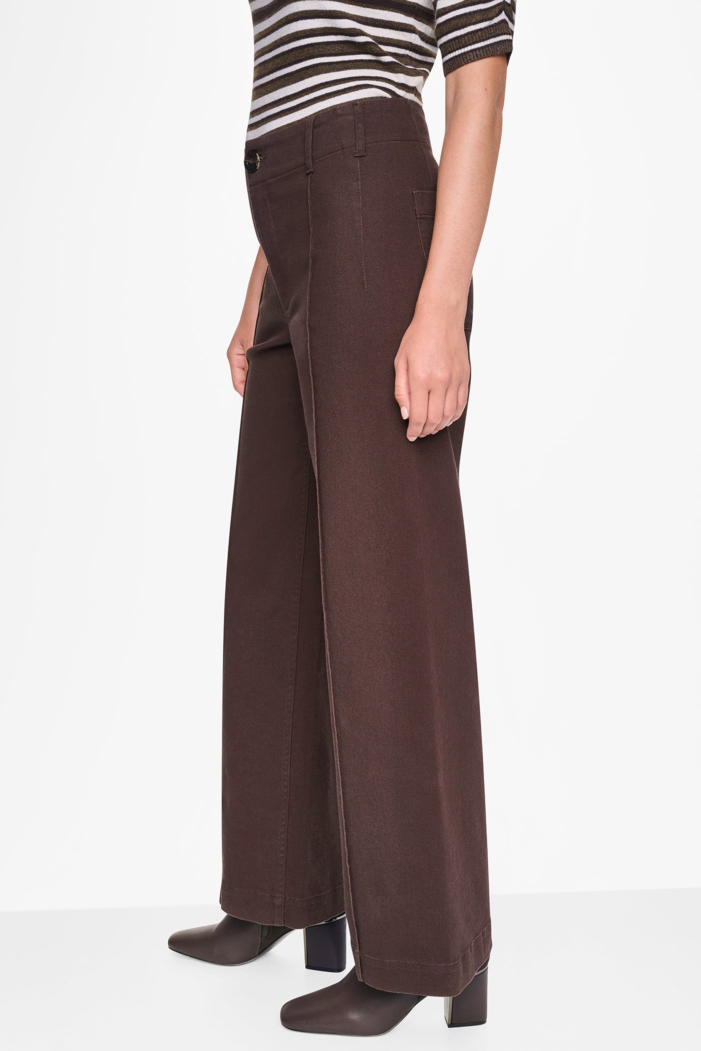HIGH-RISE PINTUCKED WIDE-LEG JEAN VIEW 4