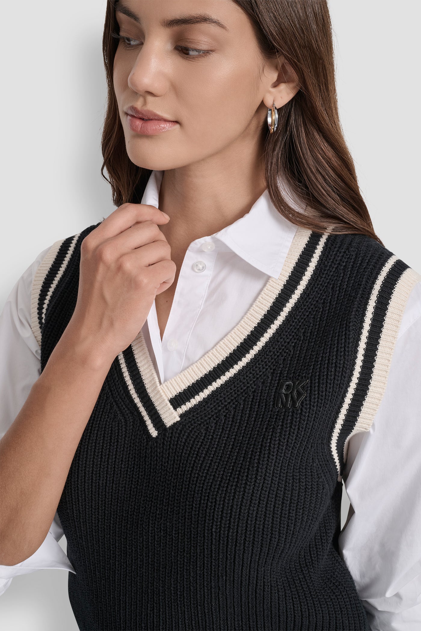 V-NECK TIPPED SLEEVELESS SWEATER VIEW 4 | Clothing