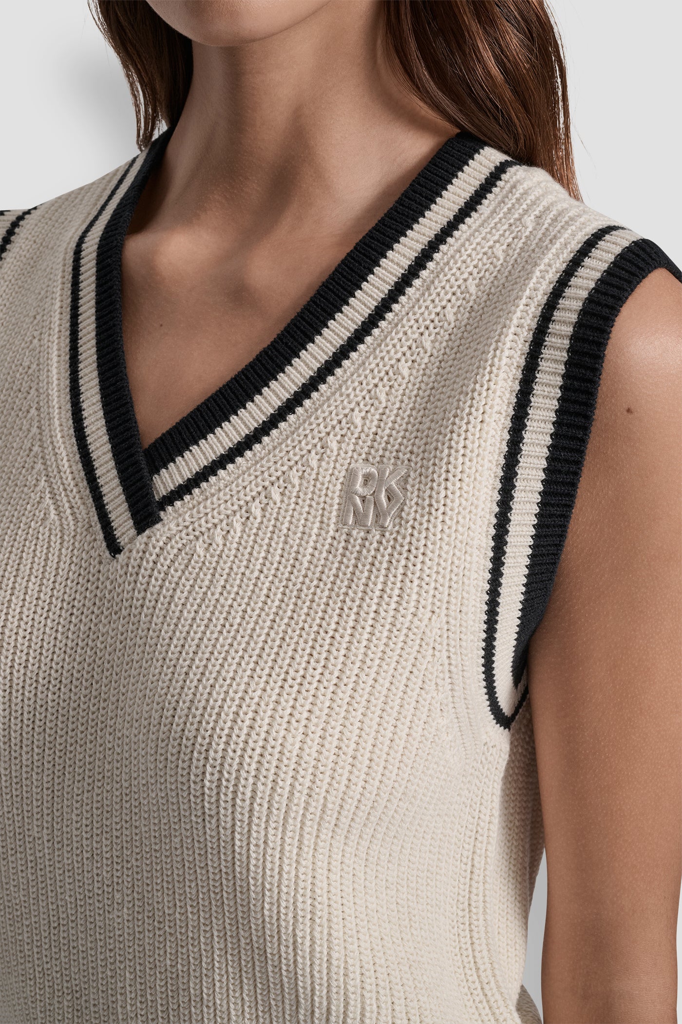 V-NECK TIPPED SLEEVELESS SWEATER VIEW 4 | Clothing