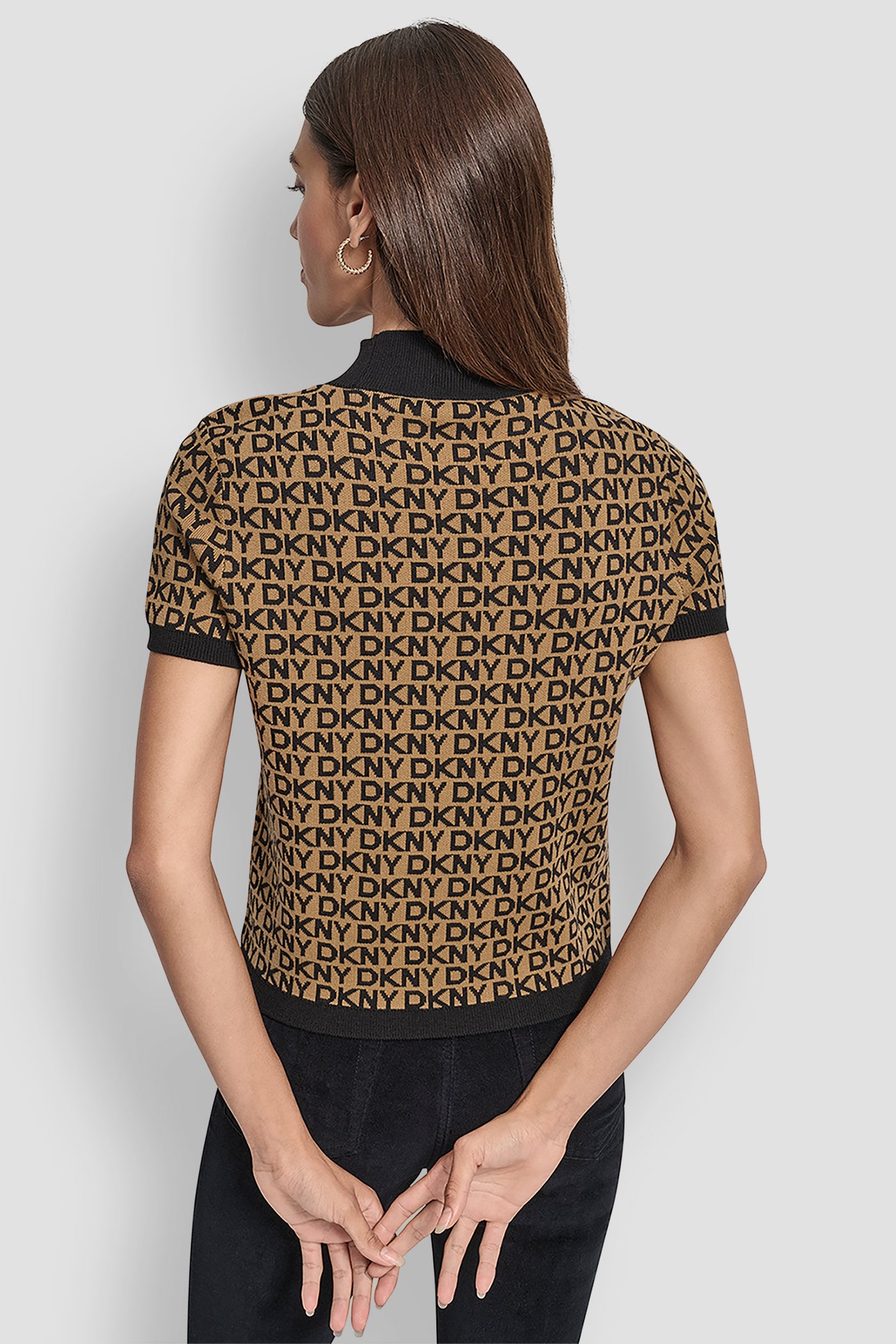 WHISKEY/BLACK LOGO JACQUARD SHORT SLEEVE MOCK NECK  TOP, BACK VIEW | DKNY JEANS