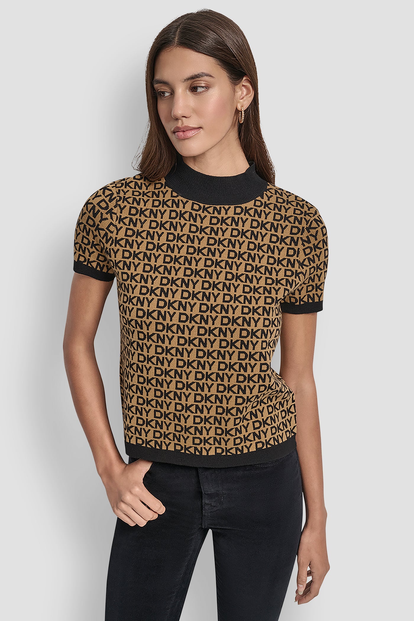 WHISKEY/BLACK LOGO JACQUARD SHORT SLEEVE MOCK NECK  TOP, FRONT VIEW | DKNY JEANS