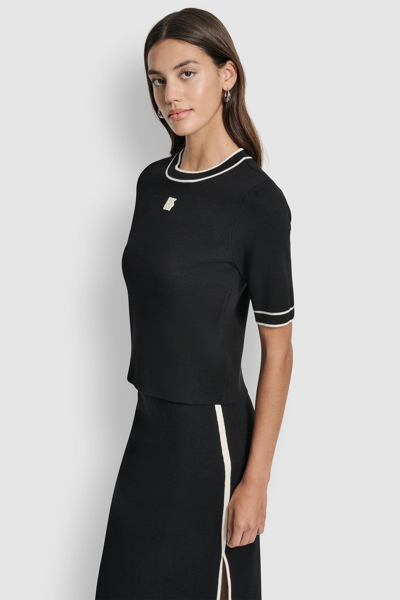 CROPPED COLOR BLOCK ELBOW SLEEVE WITH LOGO PATCH VIEW 3 | Skirts