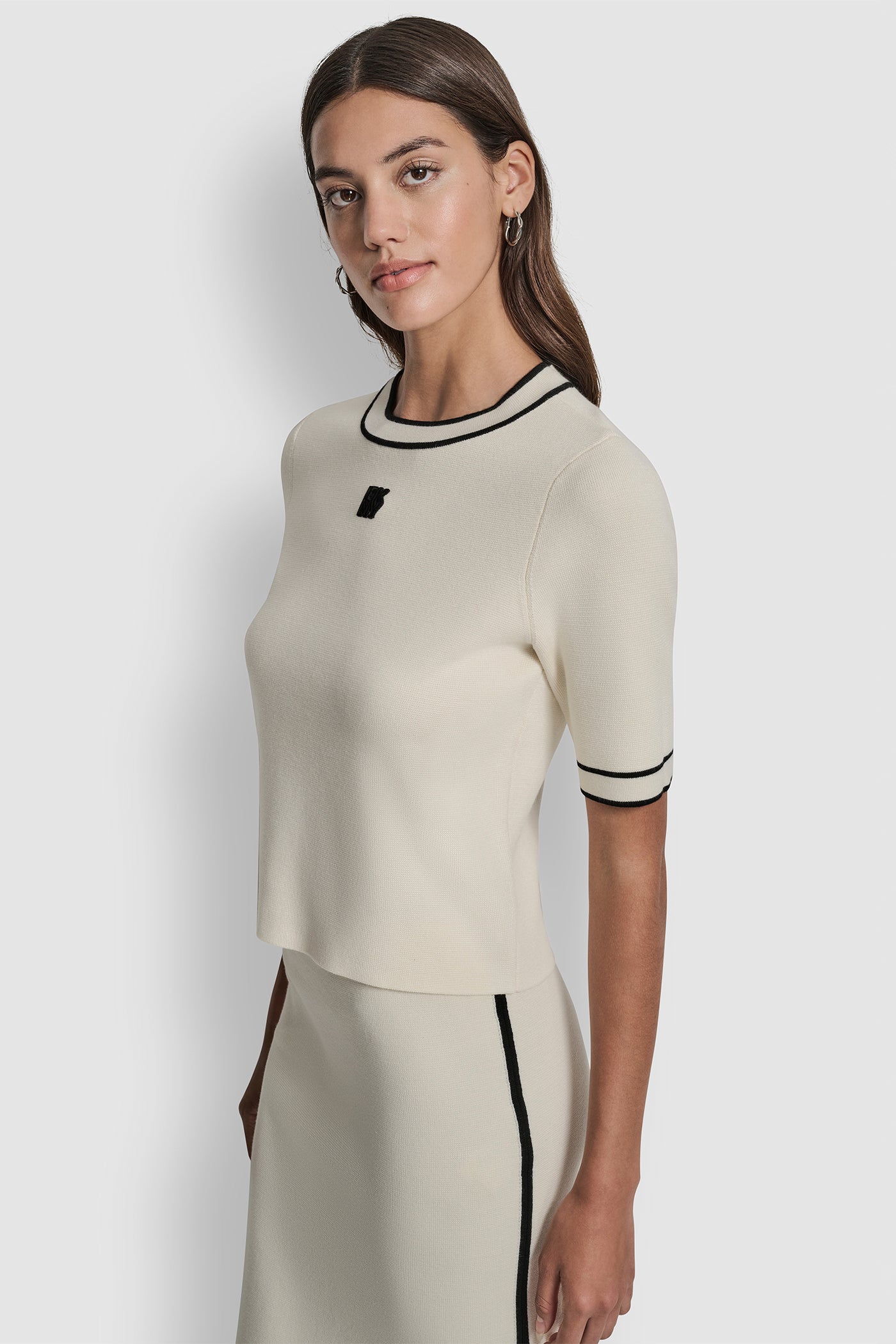 CROPPED COLOR BLOCK ELBOW SLEEVE WITH LOGO PATCH VIEW 3 | Skirts