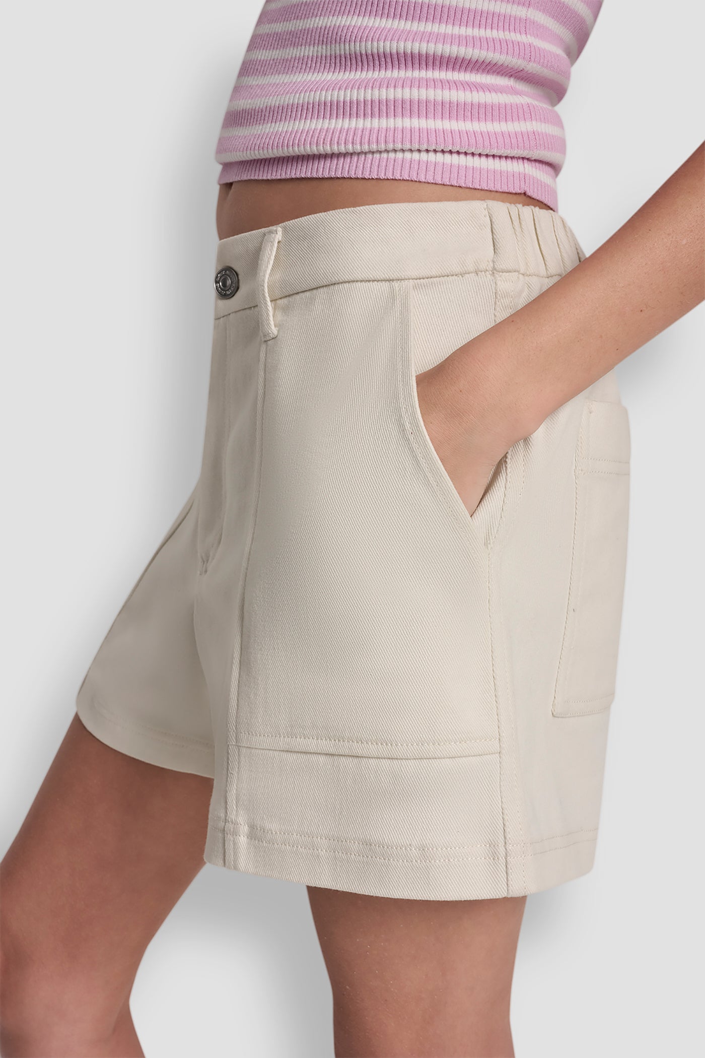 MID-RISE SHORT WITH PATCH POCKETS VIEW 4 | Shorts