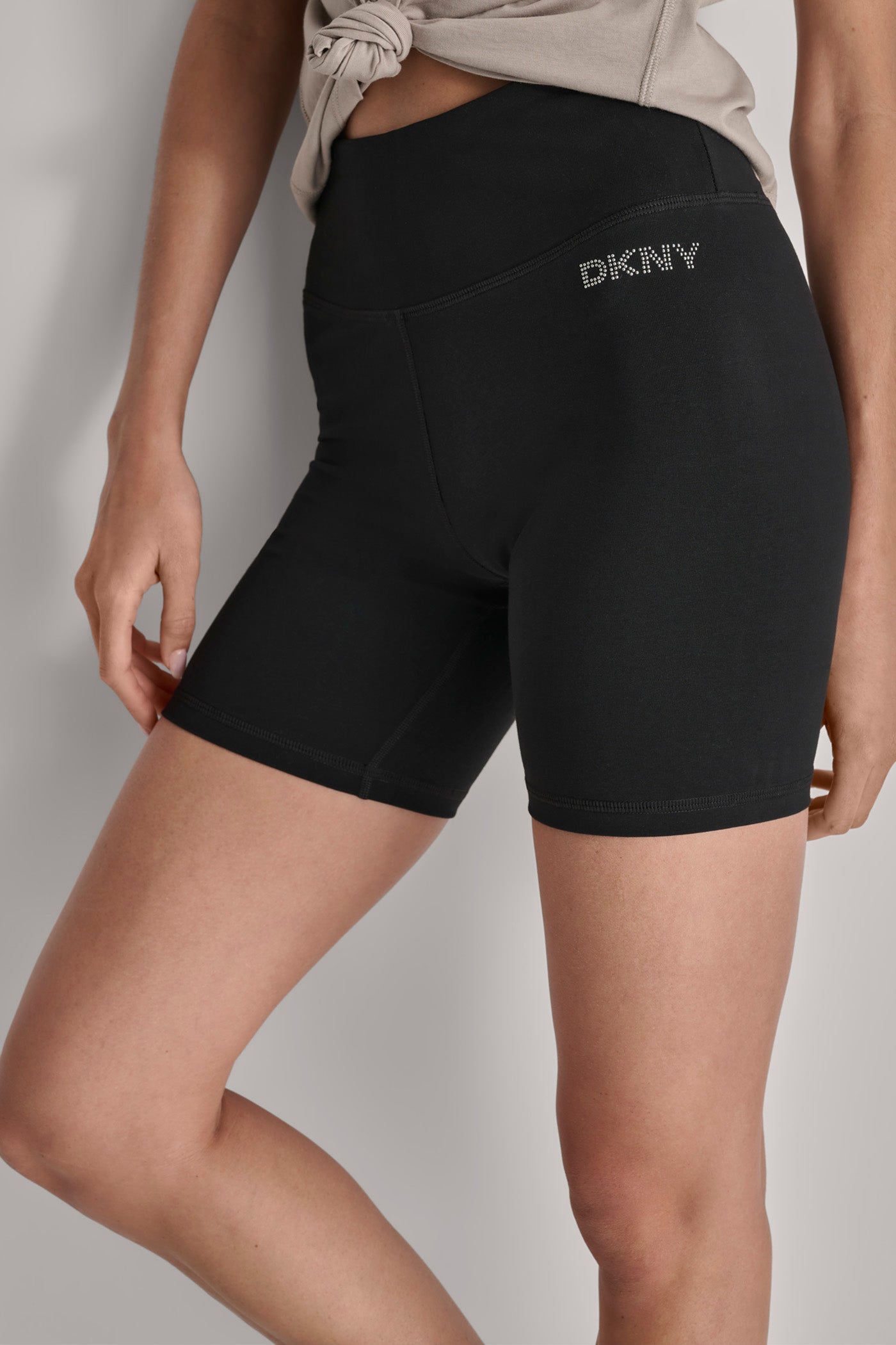 MID-RISE LOGO BIKER SHORT VIEW 4 | Leggings