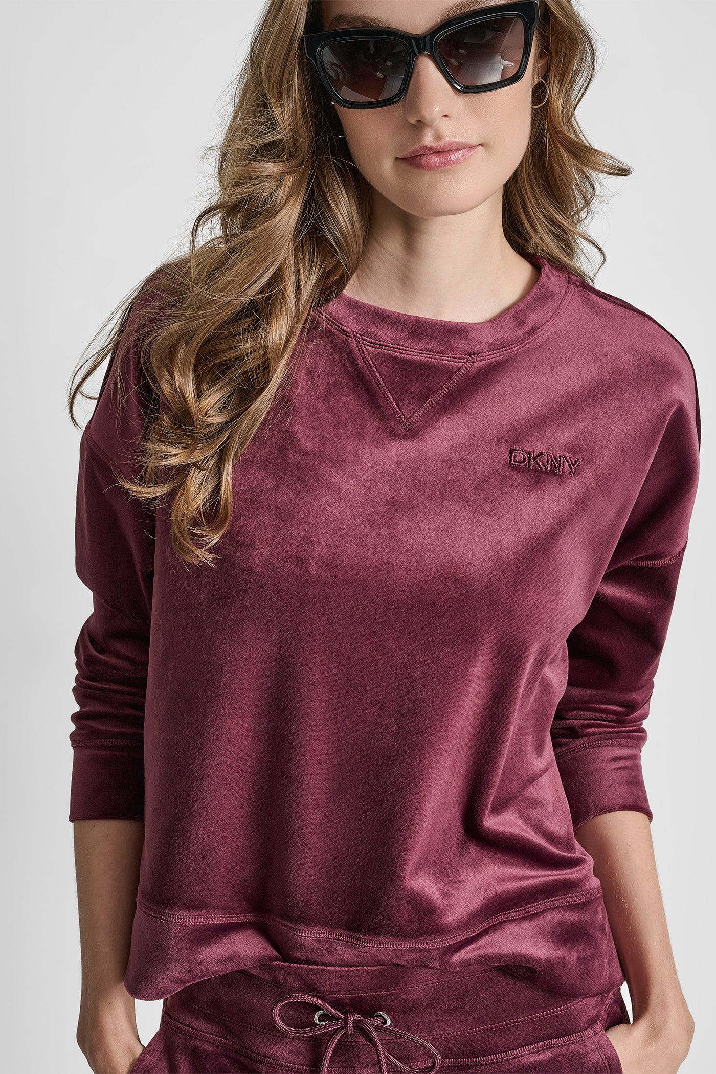 HIGH LOW CREW NECK V-INSET PULLOVER WITH EMBROIDERY VIEW 4 | DKNY Sport