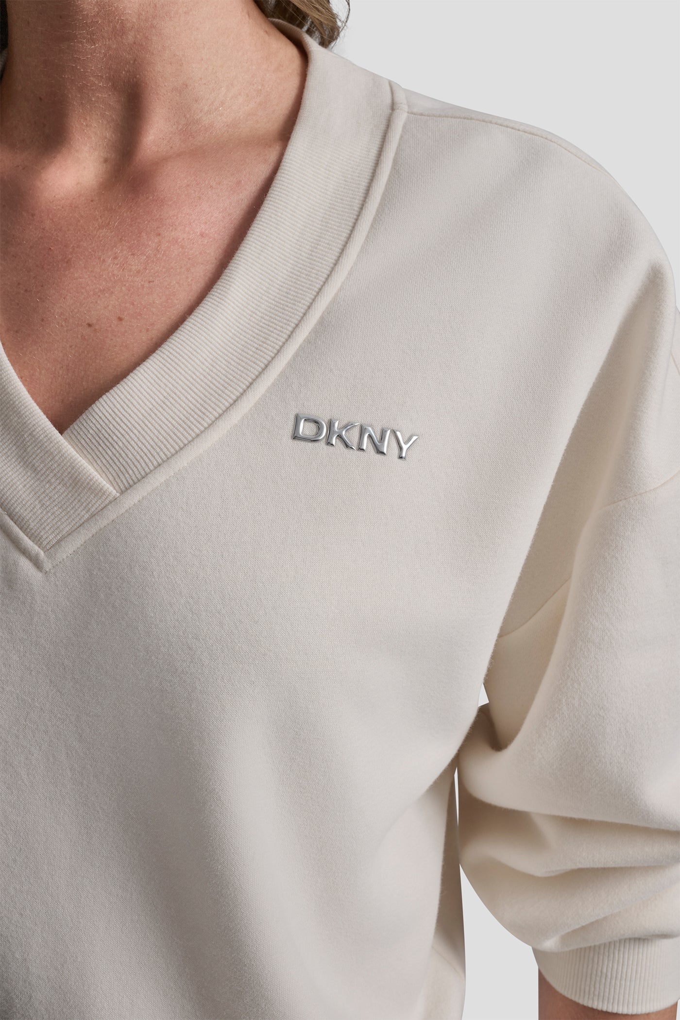 METALLIC BUBBLE LOGO V-NECK PULLOVER VIEW 6 | SELECT STYLES