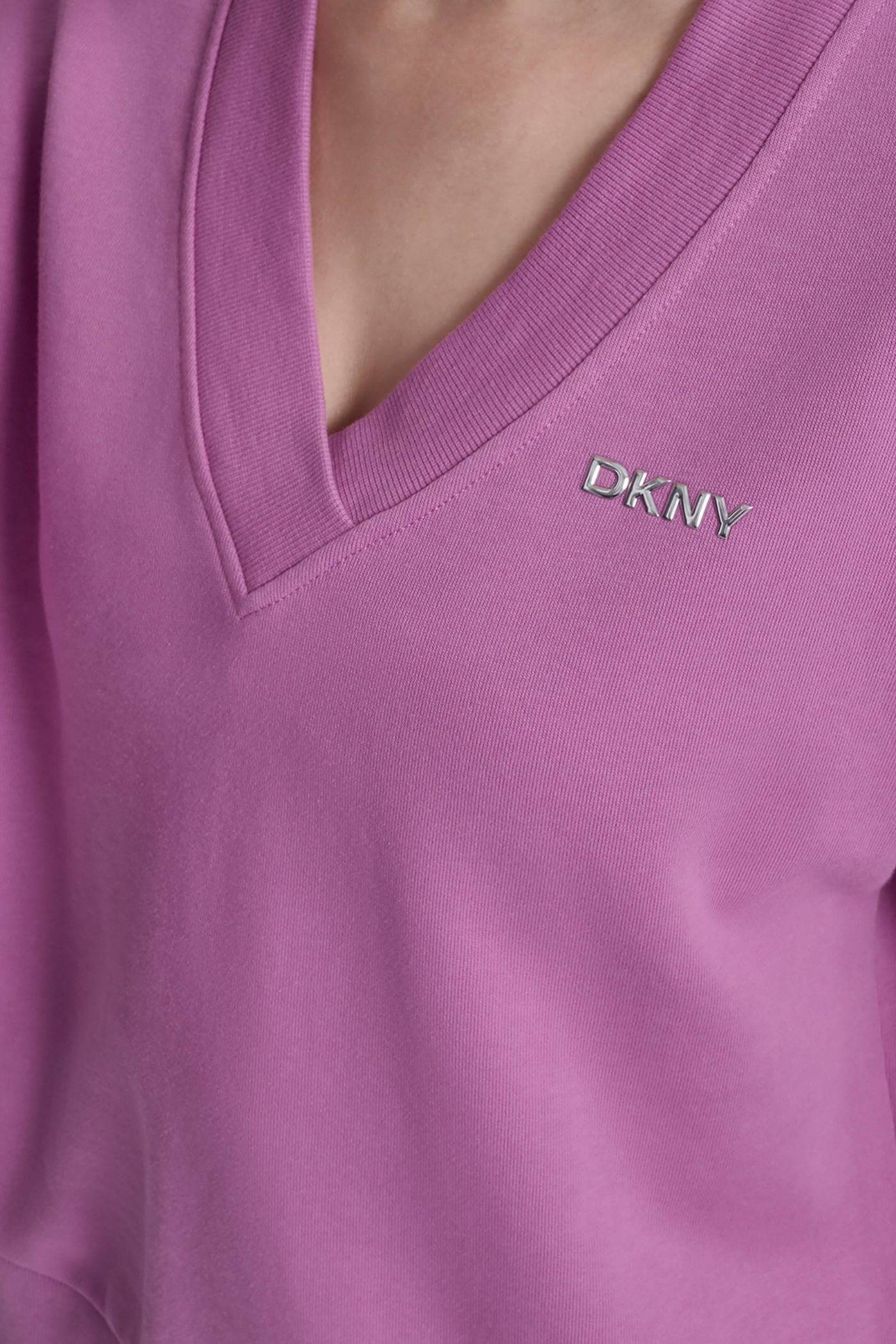 METALLIC BUBBLE LOGO V-NECK PULLOVER VIEW 5 | New clothing