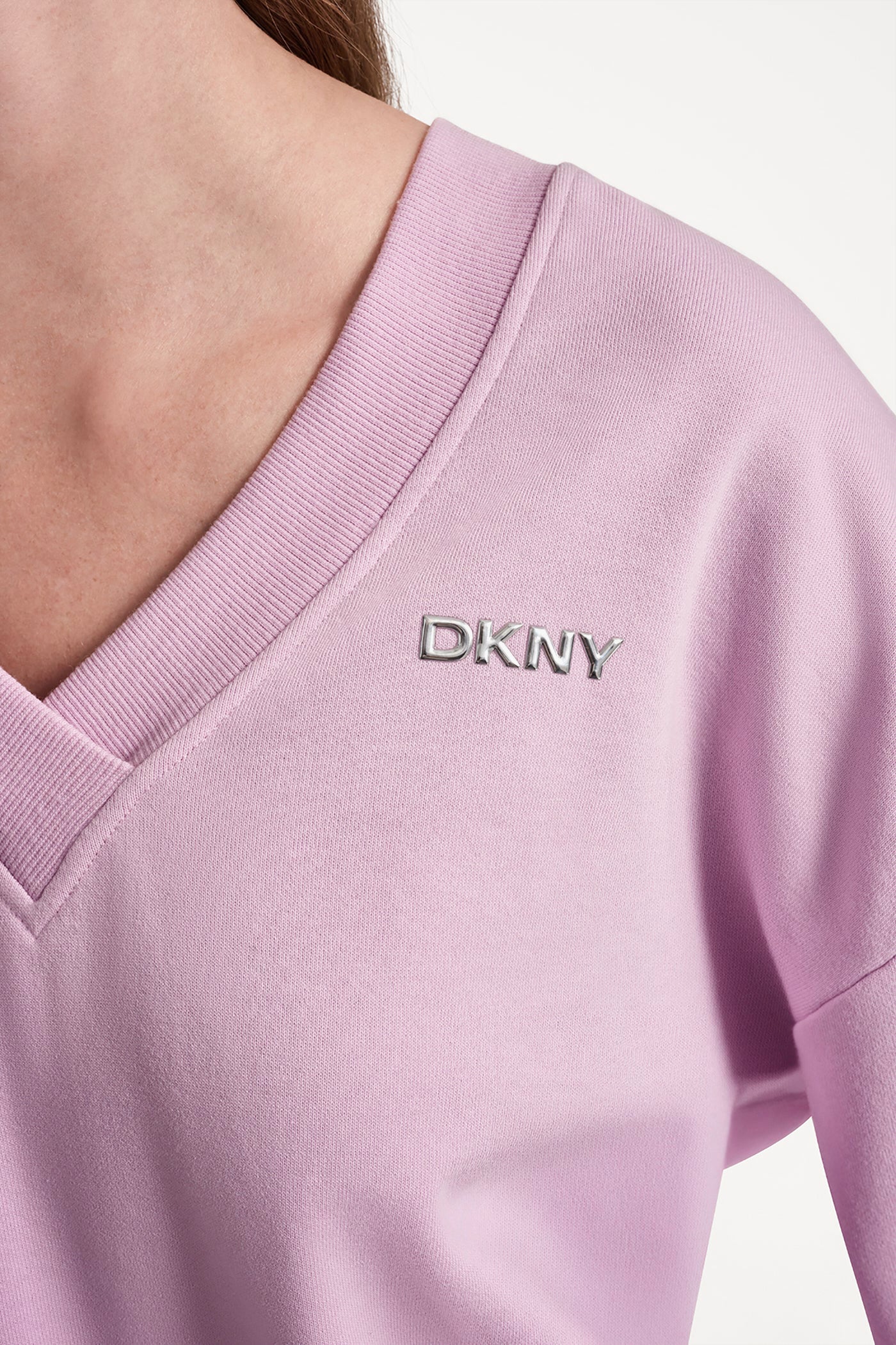METALLIC BUBBLE LOGO V-NECK PULLOVER VIEW 6