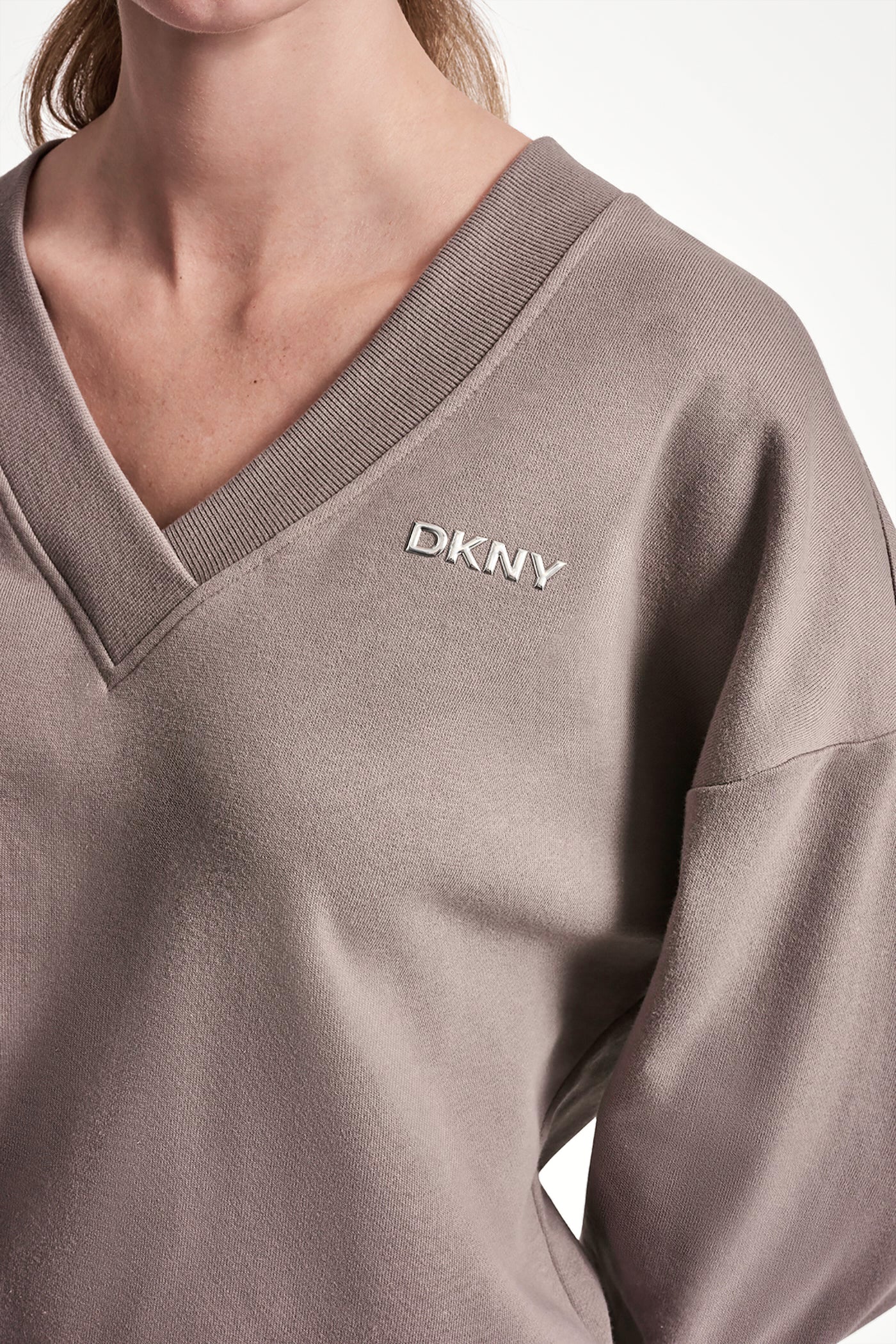 METALLIC BUBBLE LOGO V-NECK PULLOVER VIEW 6 | MUST-HAVES