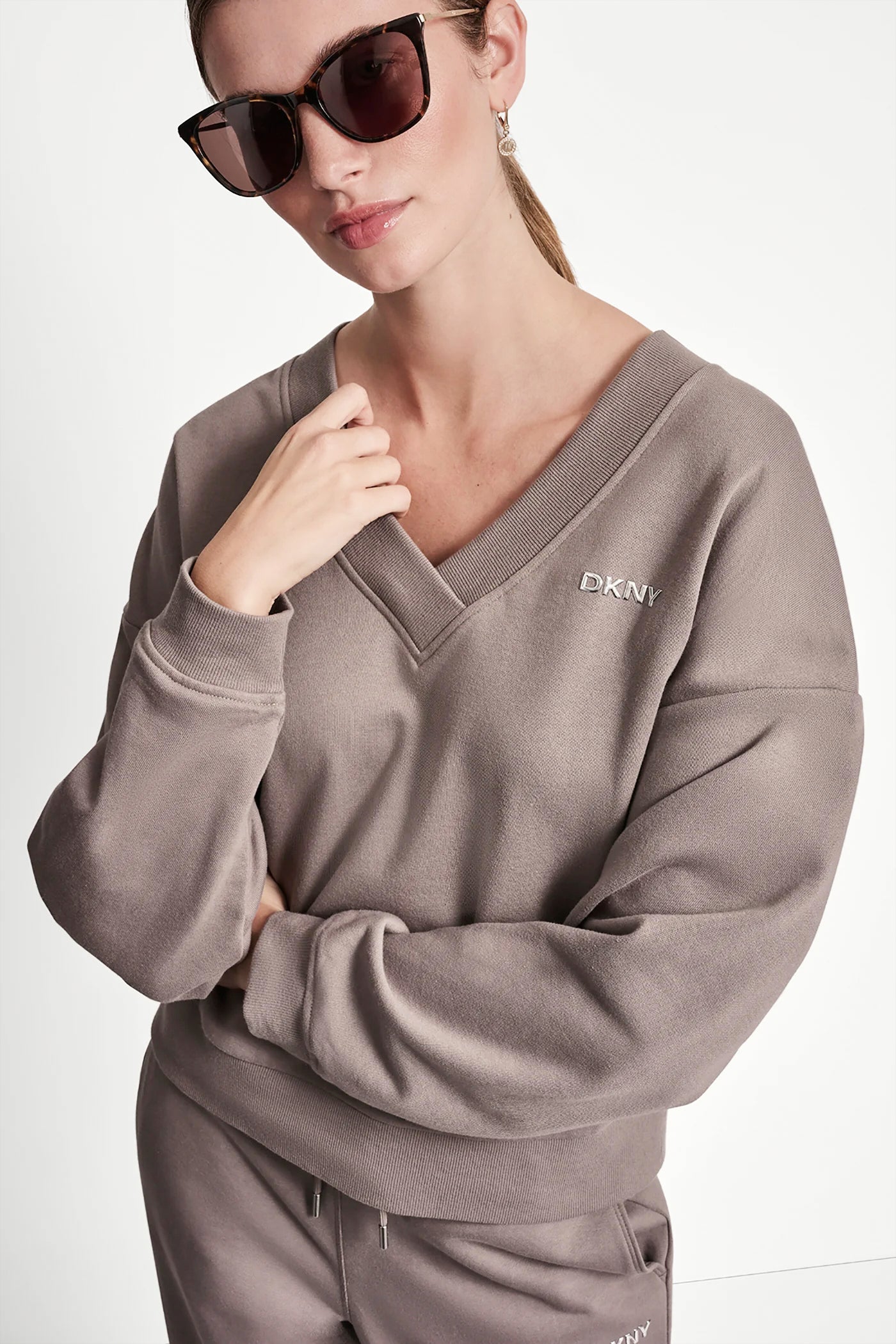 METALLIC BUBBLE LOGO V-NECK PULLOVER VIEW 5 | MUST-HAVES