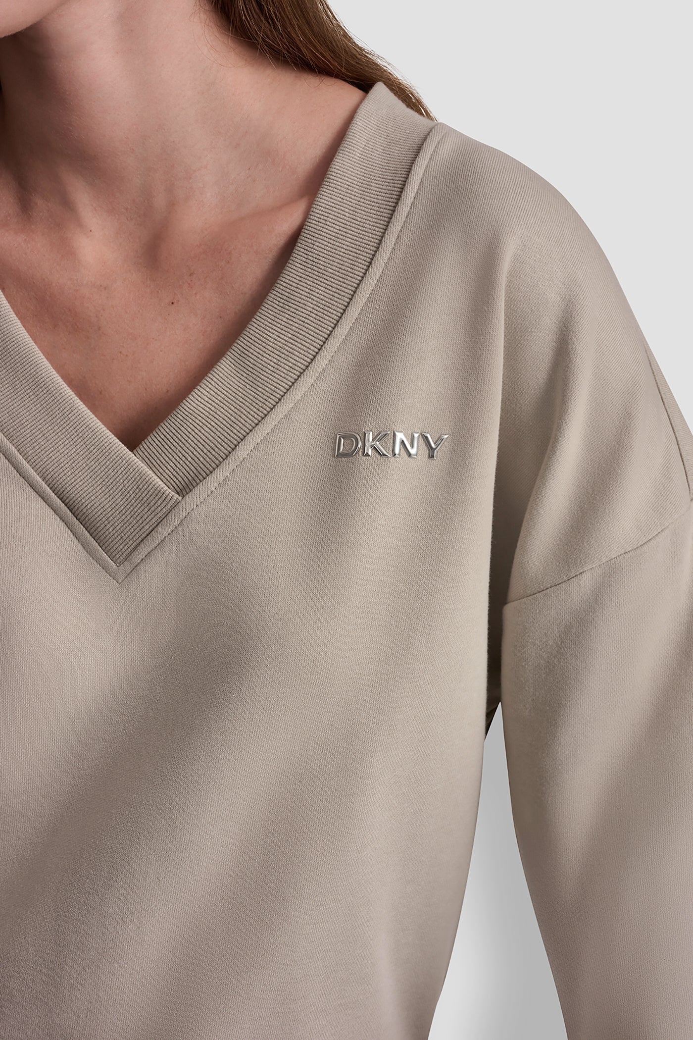 METALLIC BUBBLE LOGO V-NECK PULLOVER VIEW 6 | Clothing