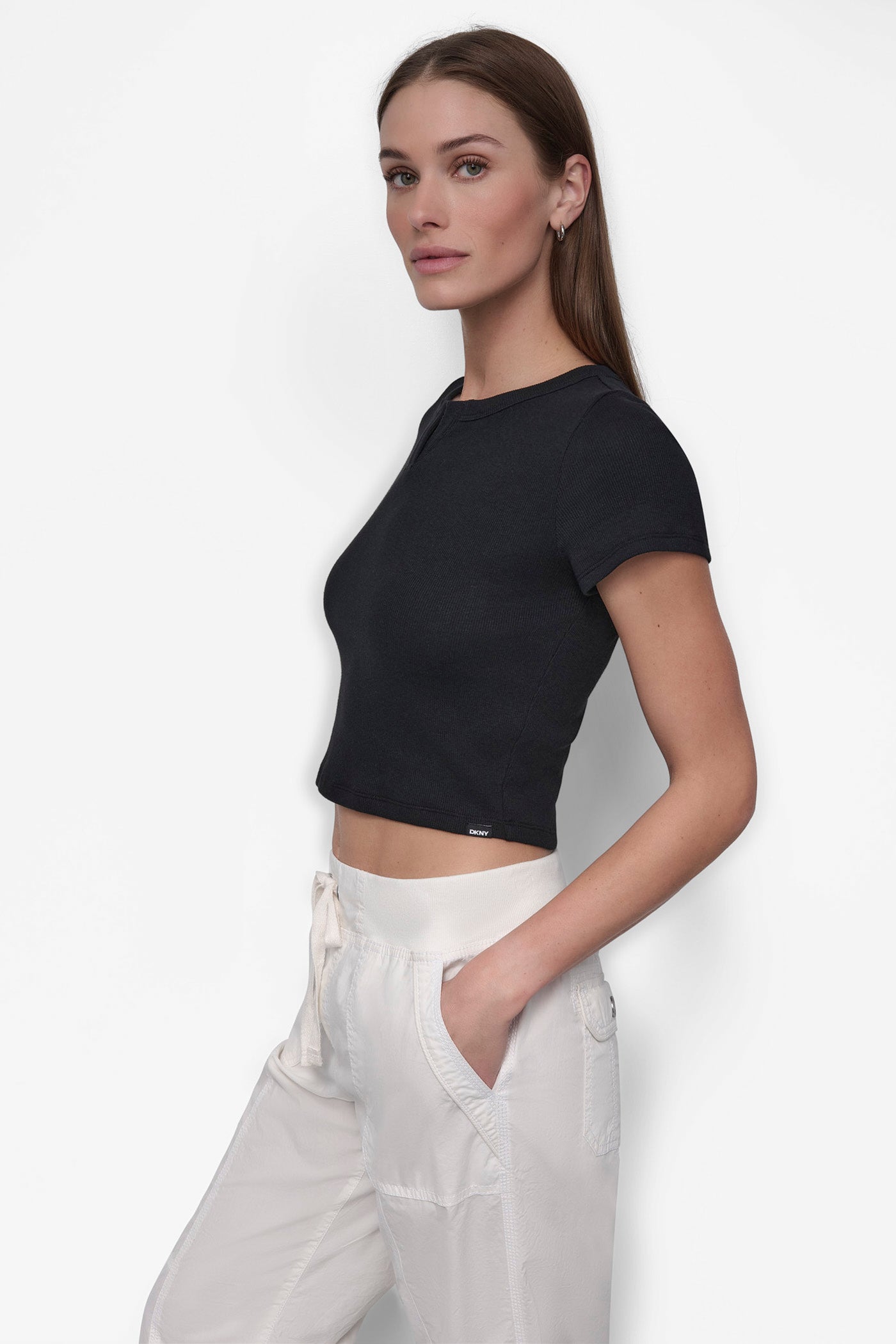 CROPPED NOTCH NECK PERFORMANCE TEE VIEW 3 | Under $75