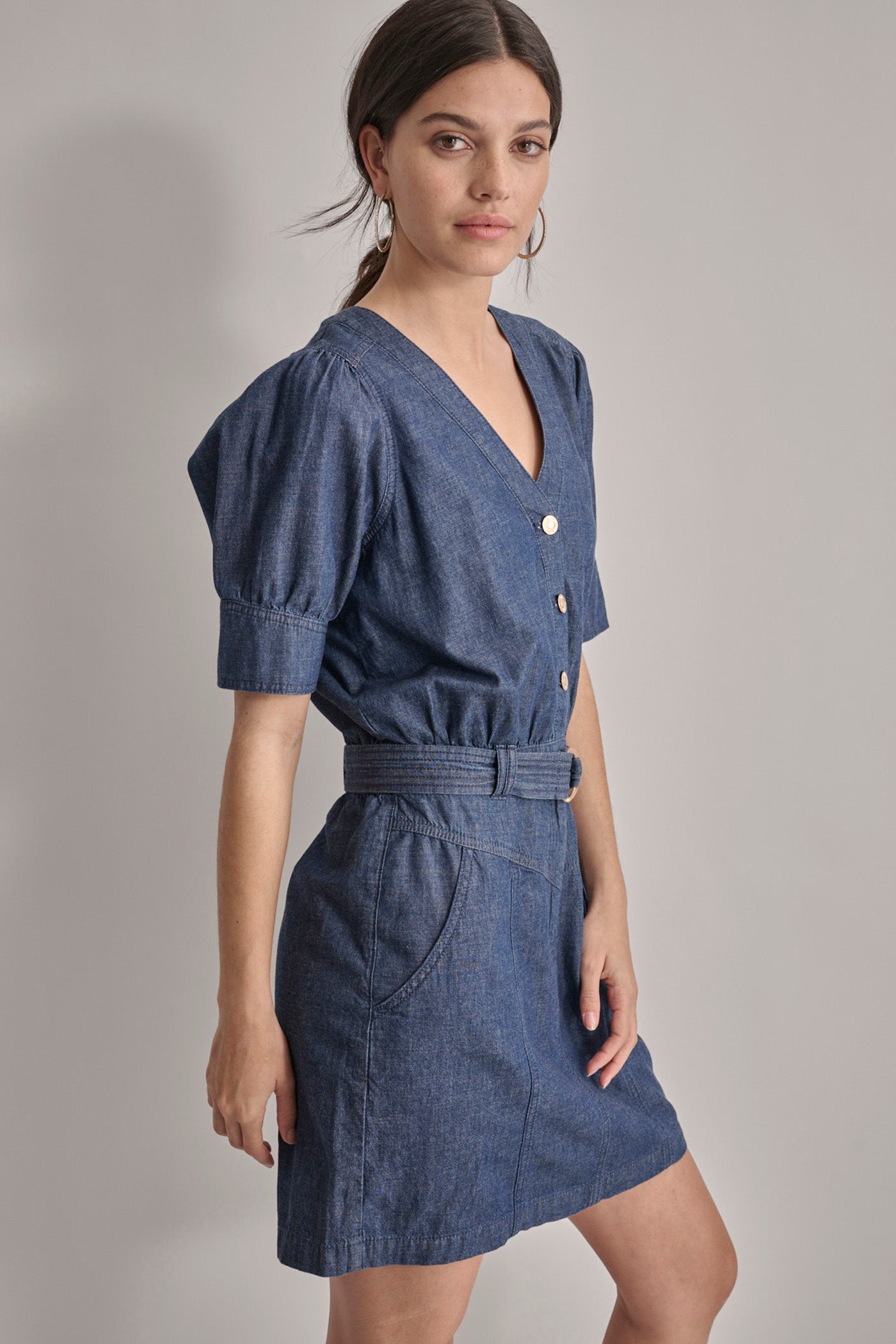 V-NECK BUTTON FRONT LIGHTWEIGHT DENIM DRESS | DKNY