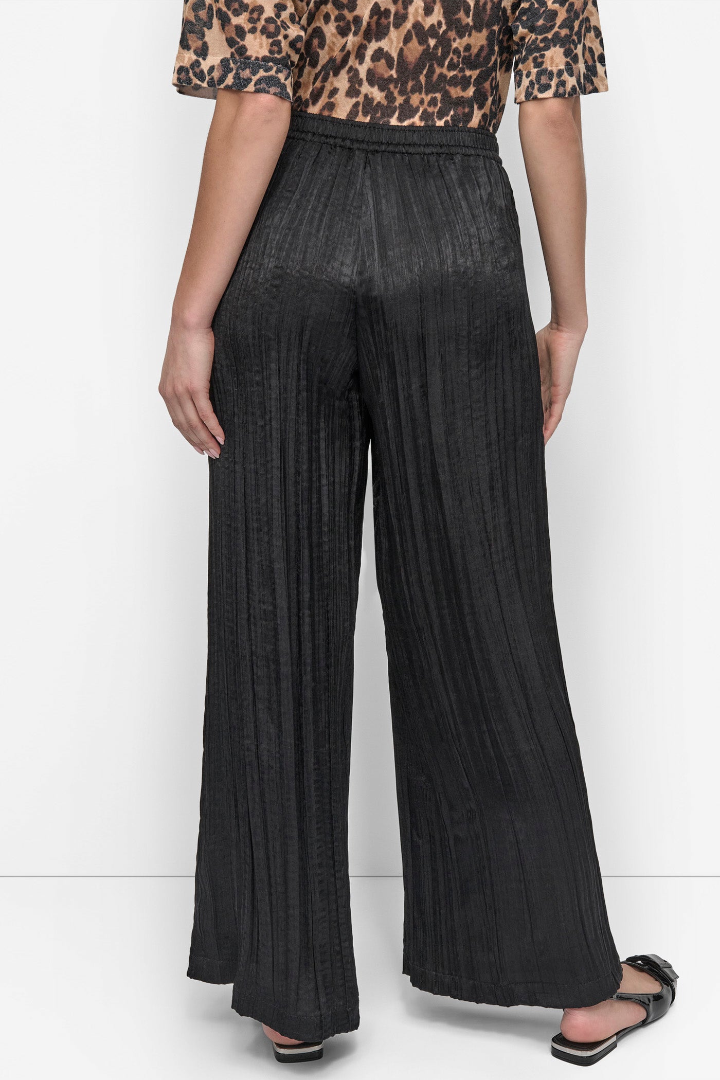 Black MID RISE PLISSÉ WIDE LEG PANT, BACK VIEW | Pants & Denim
