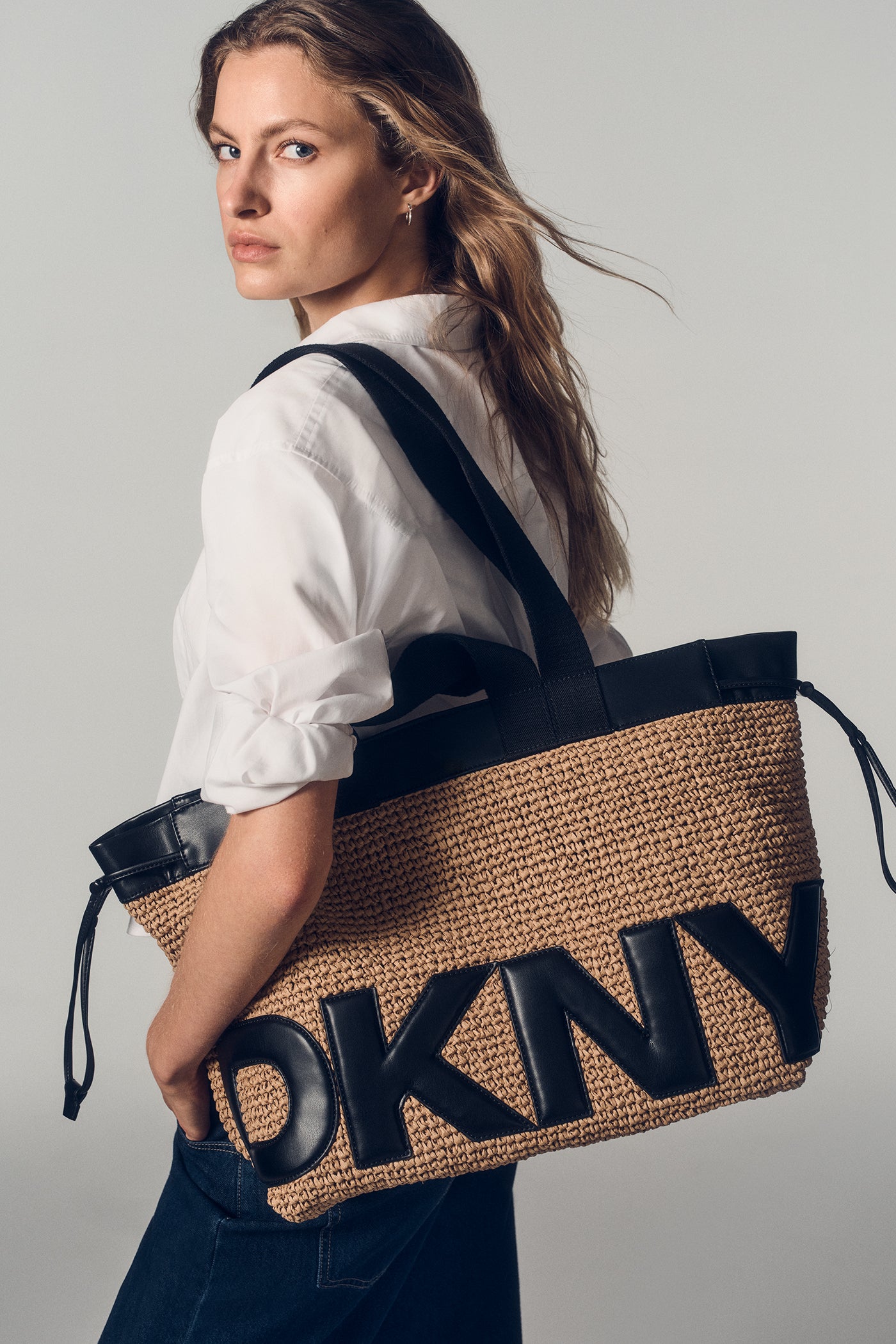 NATURAL/BLACK BARDOT RAFFIA LOGO TOTE, BACK VIEW | MILLIE