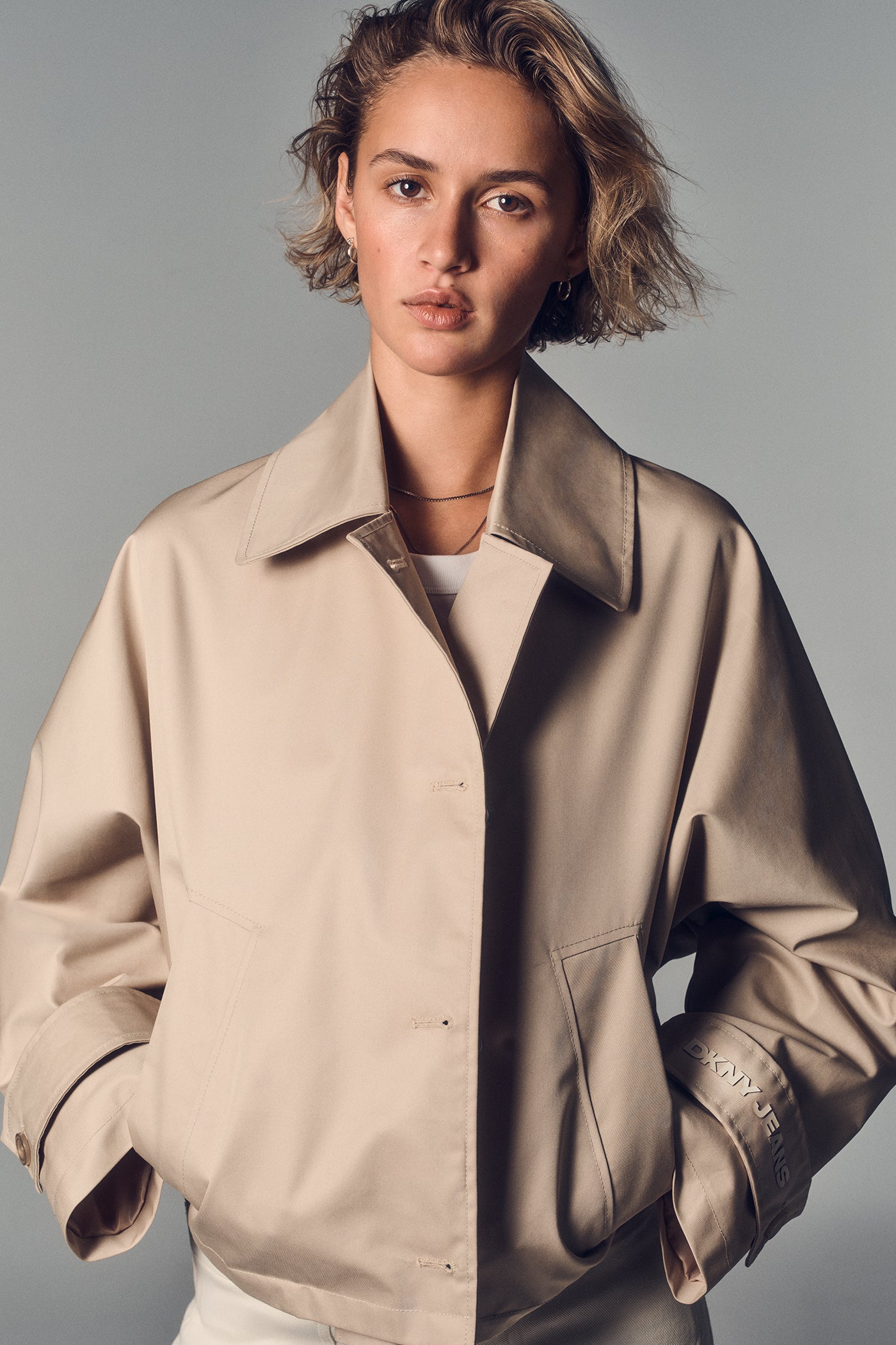 Pebble SINGLE-BREASTED MILITARY SHORT TRENCH, FRONT VIEW